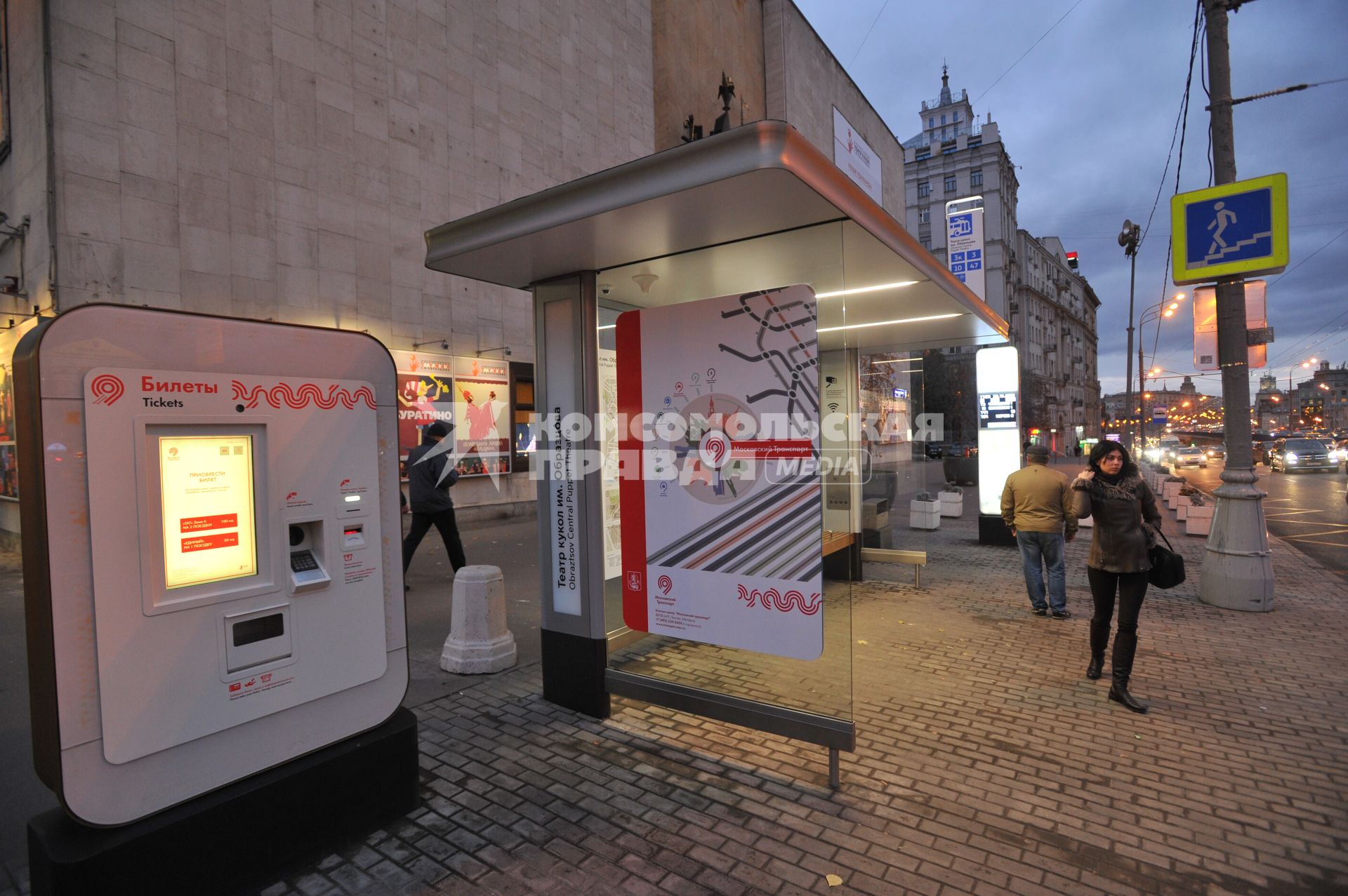 Москва.   Первая `умная` остановка  на Садовом кольце, около Театра кукол им. Образцова. Электронный билетер.