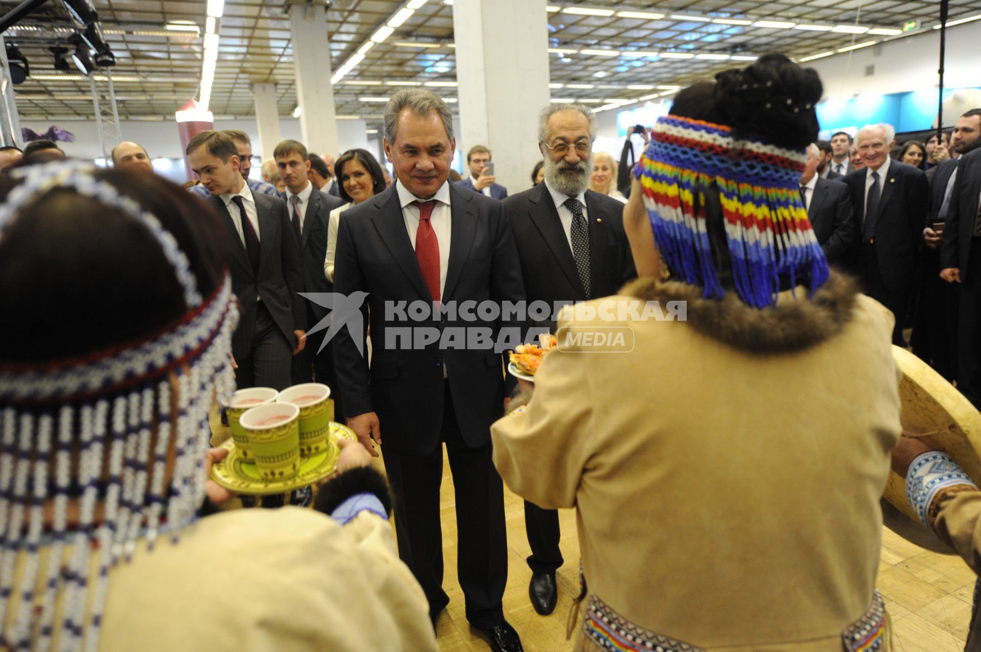 Москва.  Президент Русского географического общества, министр обороны РФ Сергей Шойгу и президент межрегиональной общественной организации `Ассоциация полярников` Артур Чилингаров (слева направо) на  II Фестивале Русского географического общества в Центральном доме художника.