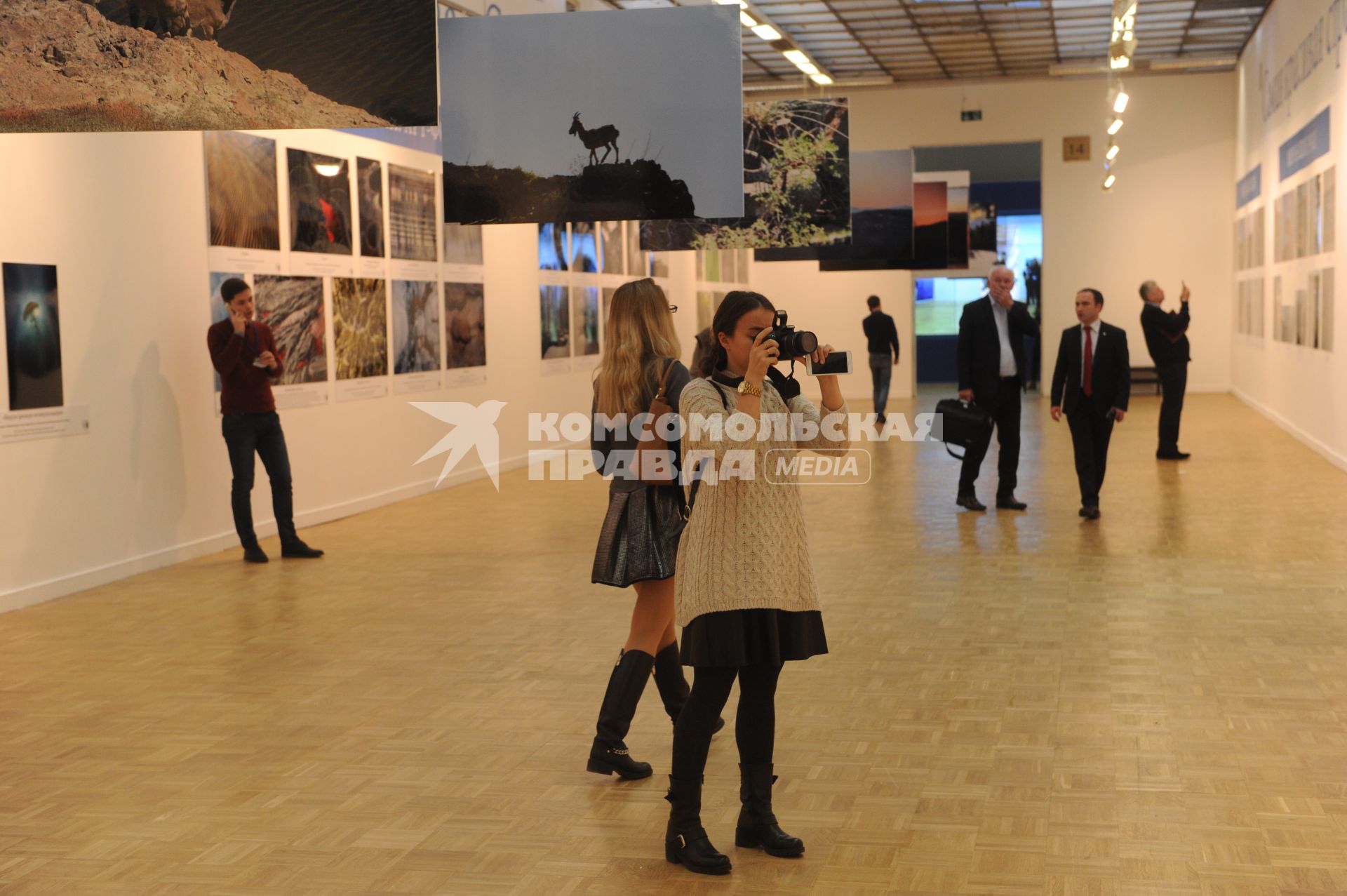 Москва.   Посетители на фотовыставке, проходящей в рамках II Фестиваля Русского географического общества в Центральном доме художника.