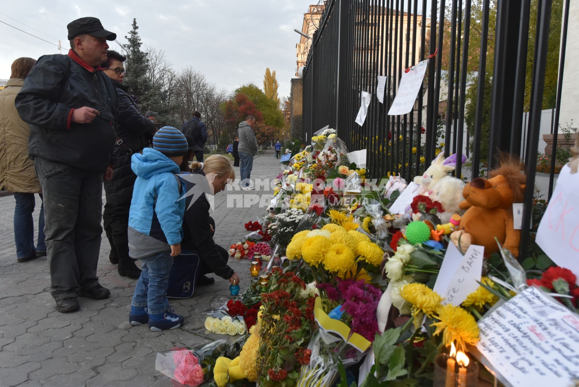 Украина. Киев. Люди приносят цветы и свечи к воротам посольства РФ в Украине в память о жертвах авиакатастрофы самолета Airbus A321.Самолет российской авиакомпании `Когалымавиа`, выполнявший рейс Шарм эш-Шейх - Санкт-Петербург, на борту которого находились 224 человека, разбился на севере Синайского полуострова утром 31 октября.