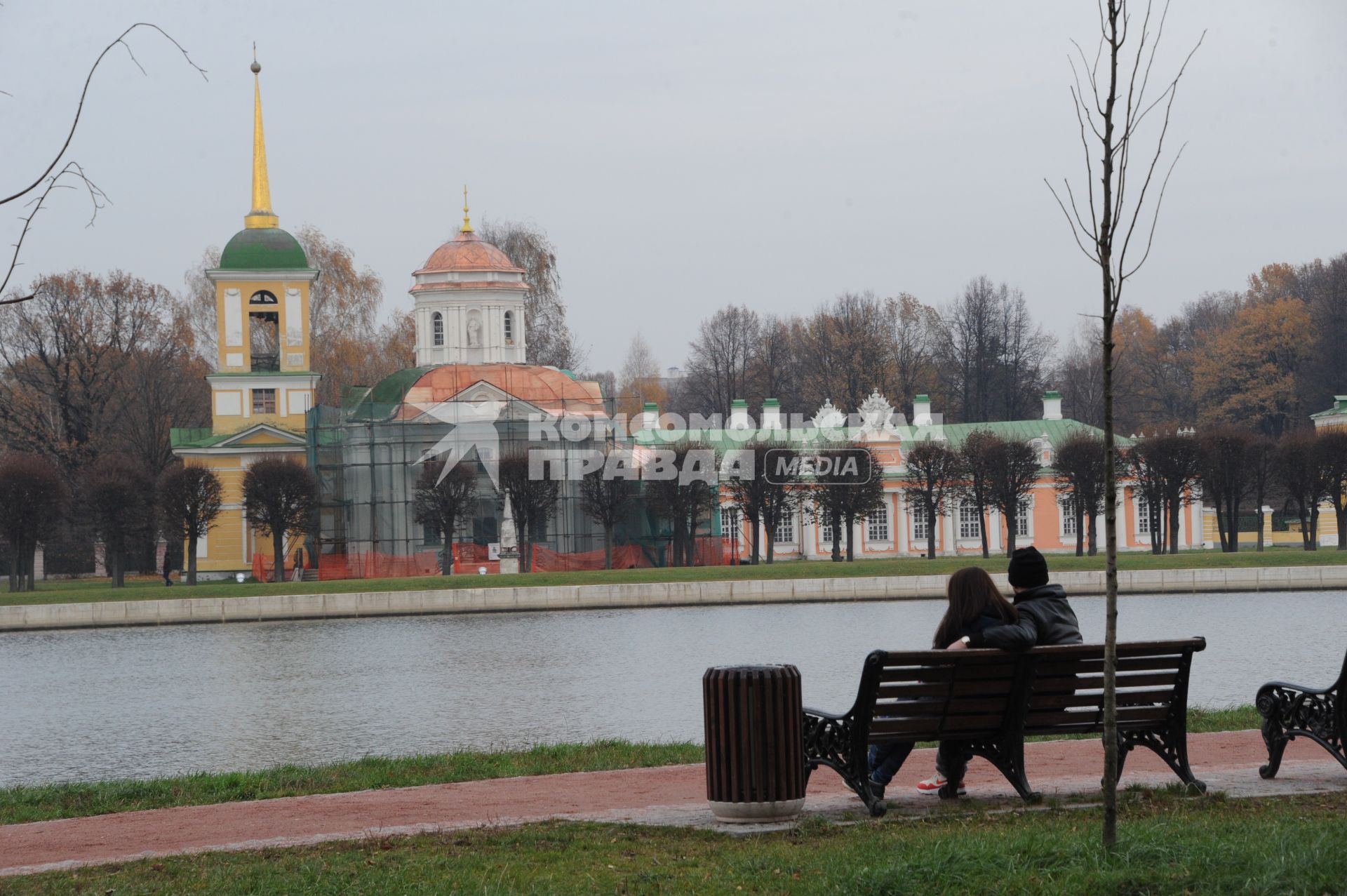 Москва.  Усадьба Кусково.  Церковь Спаса Всемилостивого и колокольня (слева) .