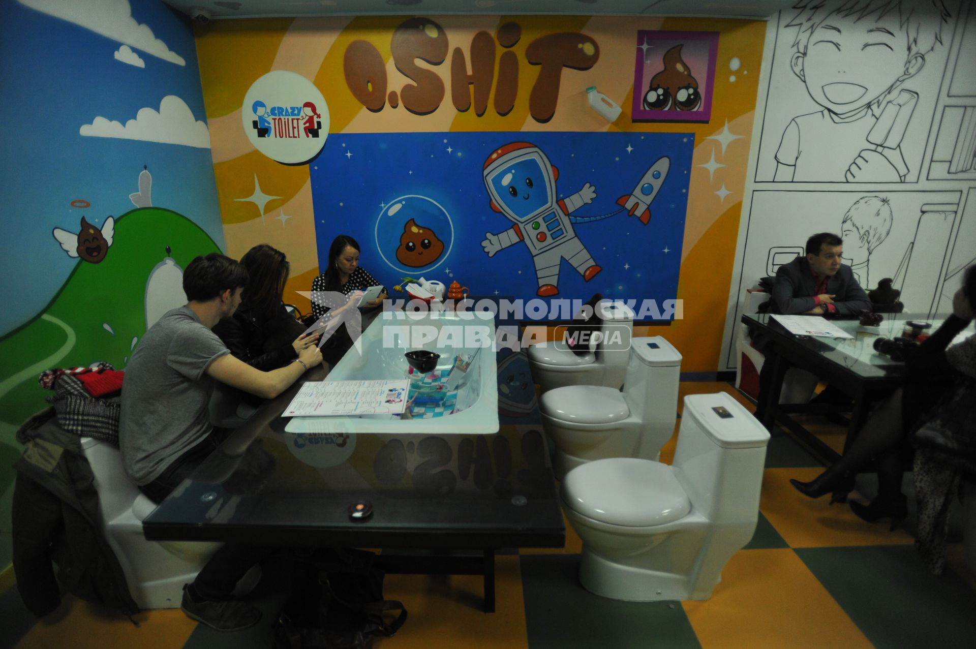 Москва.   Посетители в тематическом кафе `Crazy Toilet` на улице Арбат.