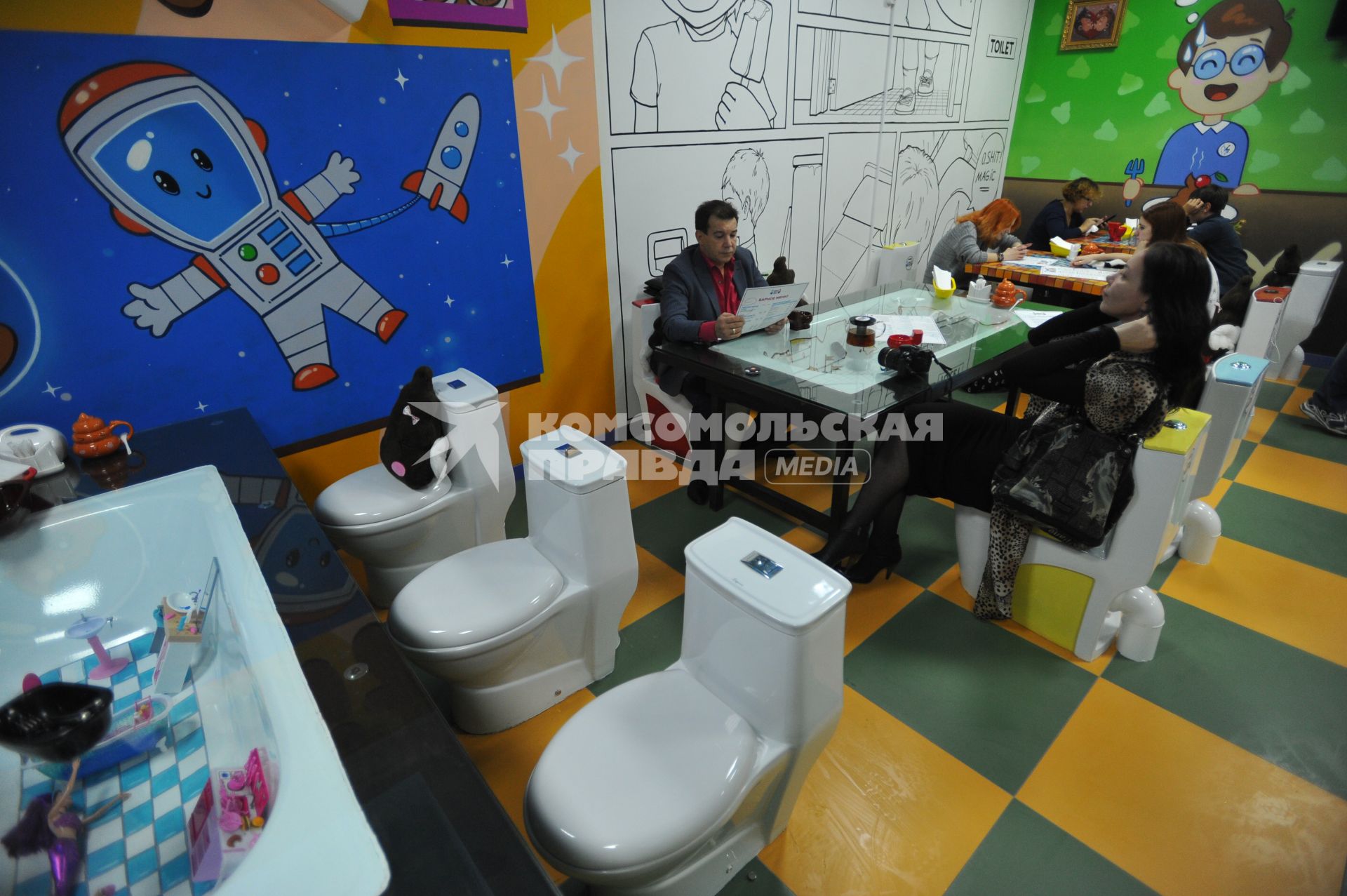 Москва.   Посетители в тематическом кафе `Crazy Toilet` на улице Арбат.