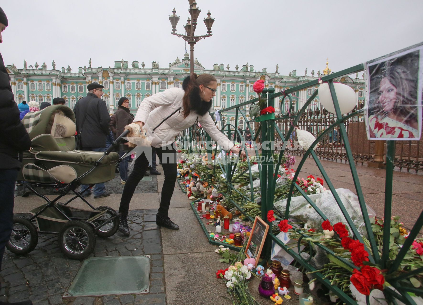 Санкт-Петербург. Люди приносят цветы и свечи на Дворцовую площадь в память о жертвах авиакатастрофы самолета Airbus A321. Самолет авиакомпании `Когалымавиа`, выполнявший рейс Шарм эш-Шейх - Санкт-Петербург, на борту которого находились 224 человека, разбился на севере Синайского полуострова утром 31 октября.