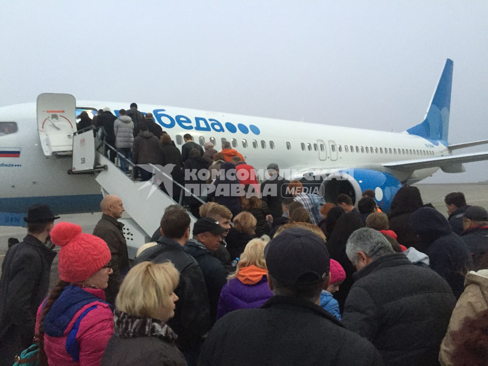 Москва. Пассажиры садятся в самолет Boeing 737 авиакомпании `Победа` в аэропорту `Внуково`.