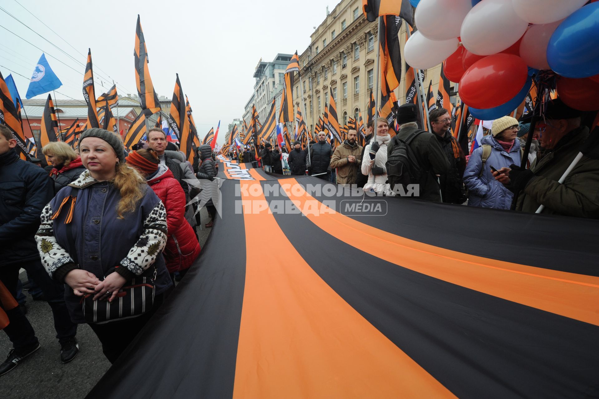 Москва.  Участники  митинга `Мы едины!`, организованного в честь Дня народного единства, во время шествия по Тверской улице.