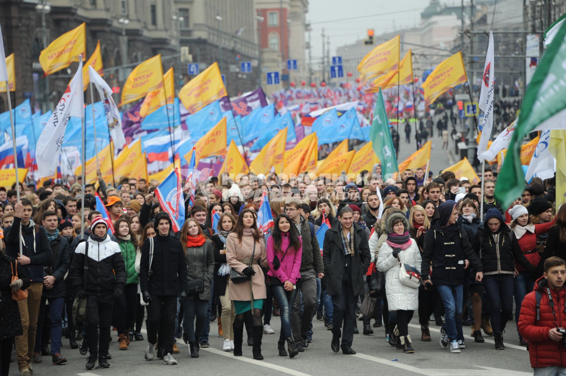 Москва.  Участники  митинга `Мы едины!`, организованного в честь Дня народного единства, во время шествия по Тверской улице.