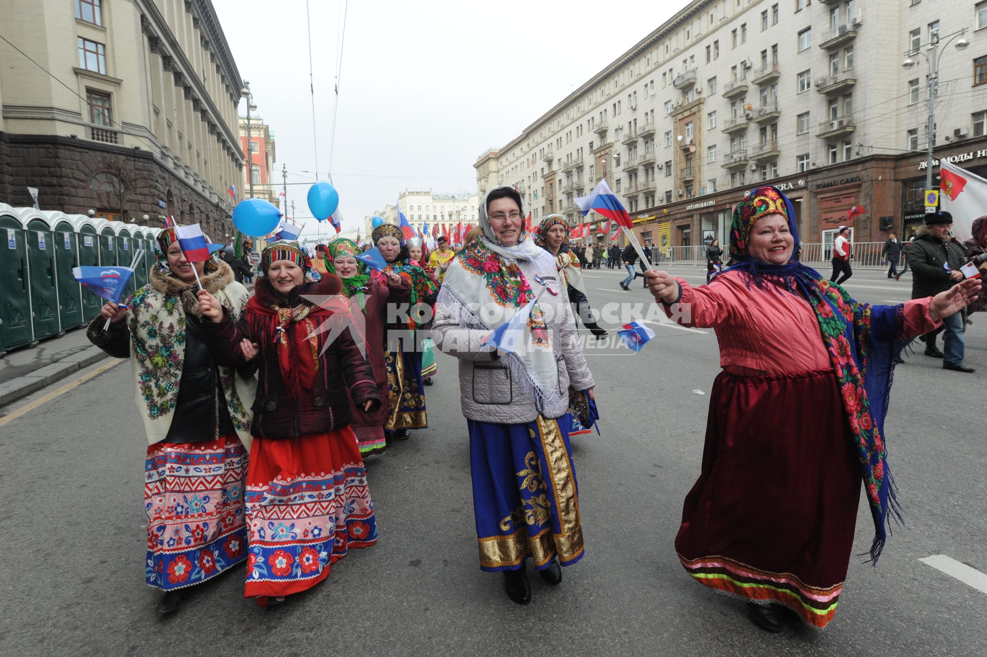 Москва.  Участники  митинга `Мы едины!`, организованного в честь Дня народного единства, во время шествия по Тверской улице.