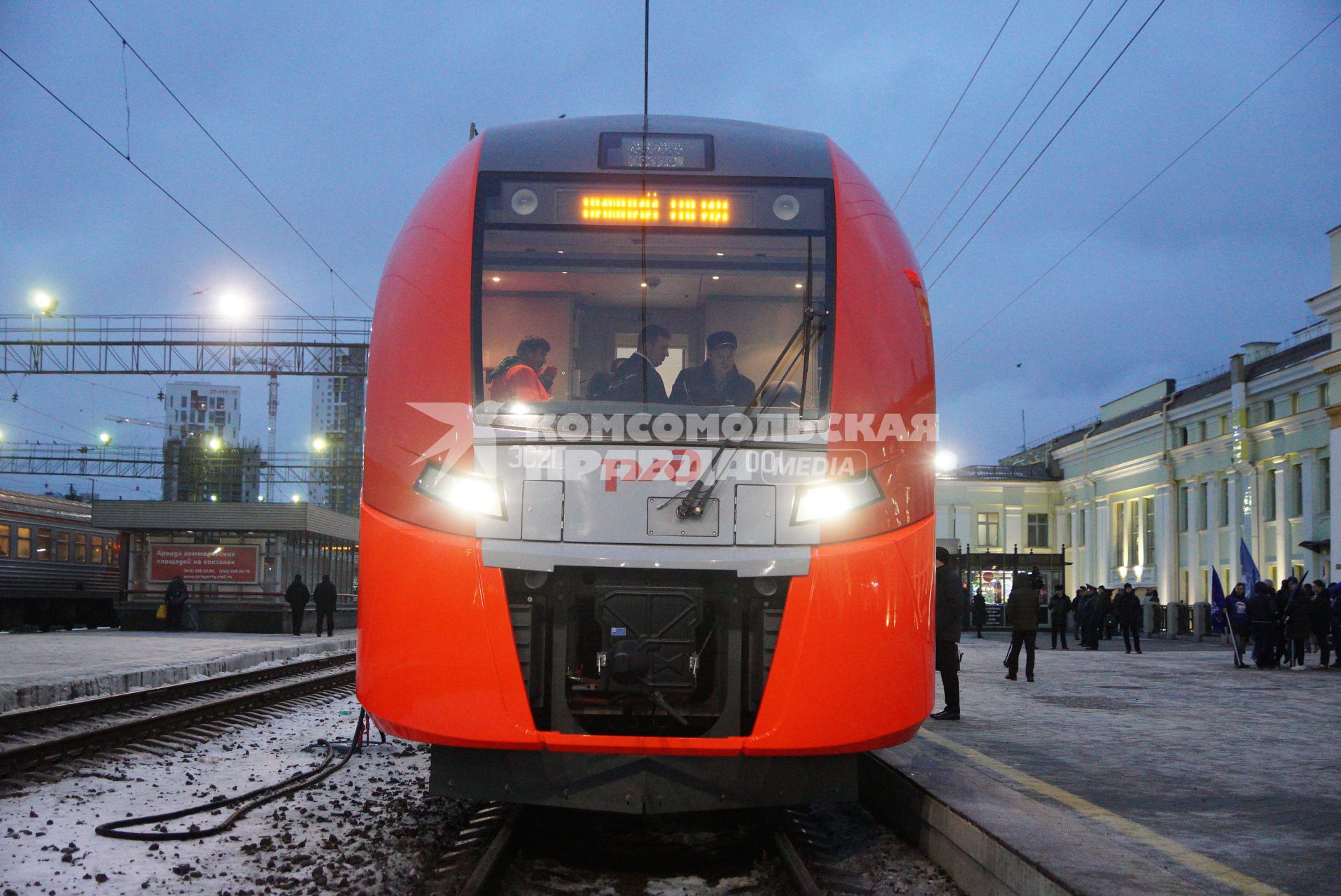 Екатеринбург. Скоростной электропоезд ЭС1 `Ласточка` на перроне железнодорожного вокзала перед отправкой в первый рейс по маршруту `Екатеринбург`-`Нижний Тагил`.