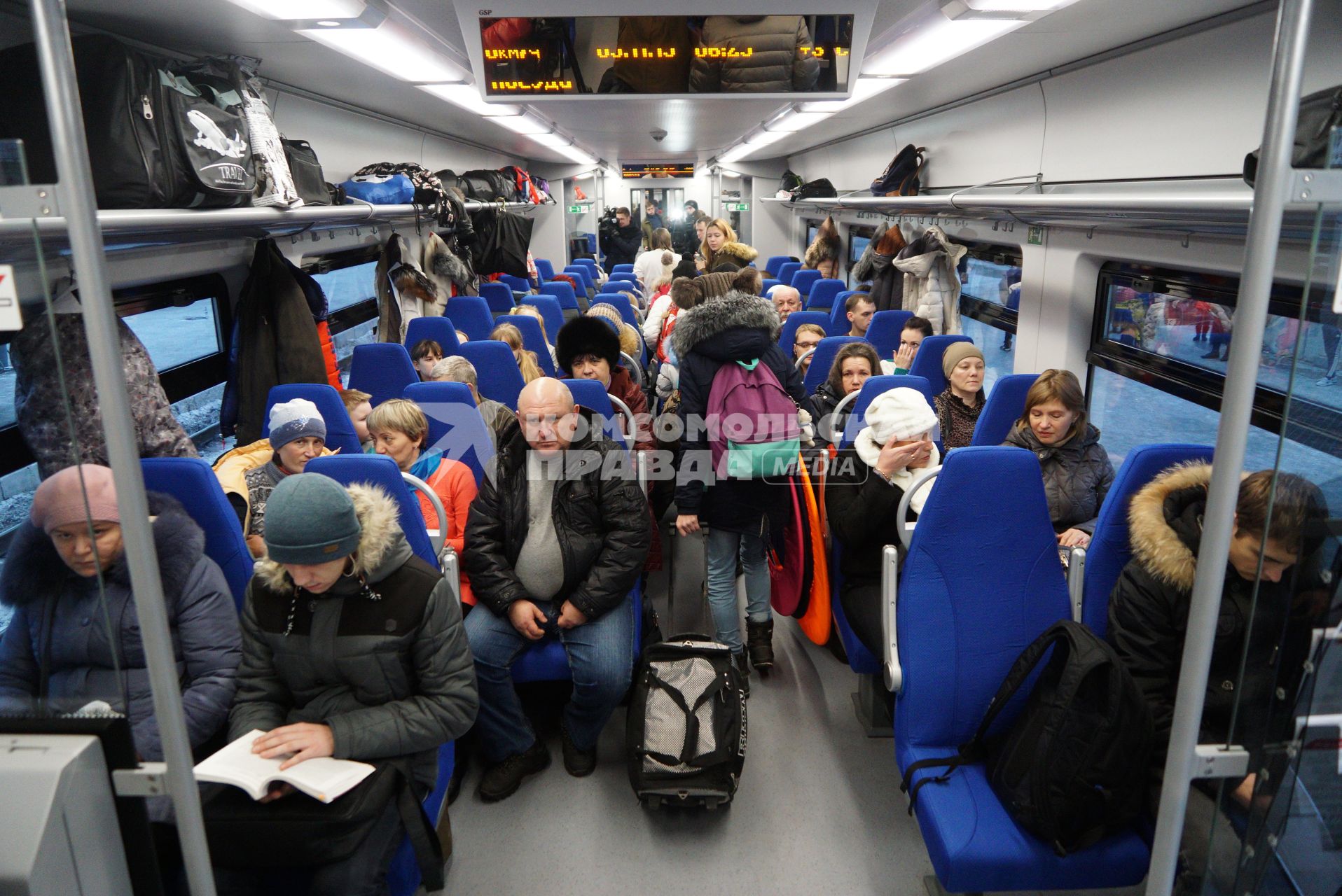 Екатеринбург. Первые пассажиры скоростного электропоезда ЭС1 `Ласточка` перед отправкой в первый рейс по маршруту `Екатеринбург`-`Нижний Тагил`.