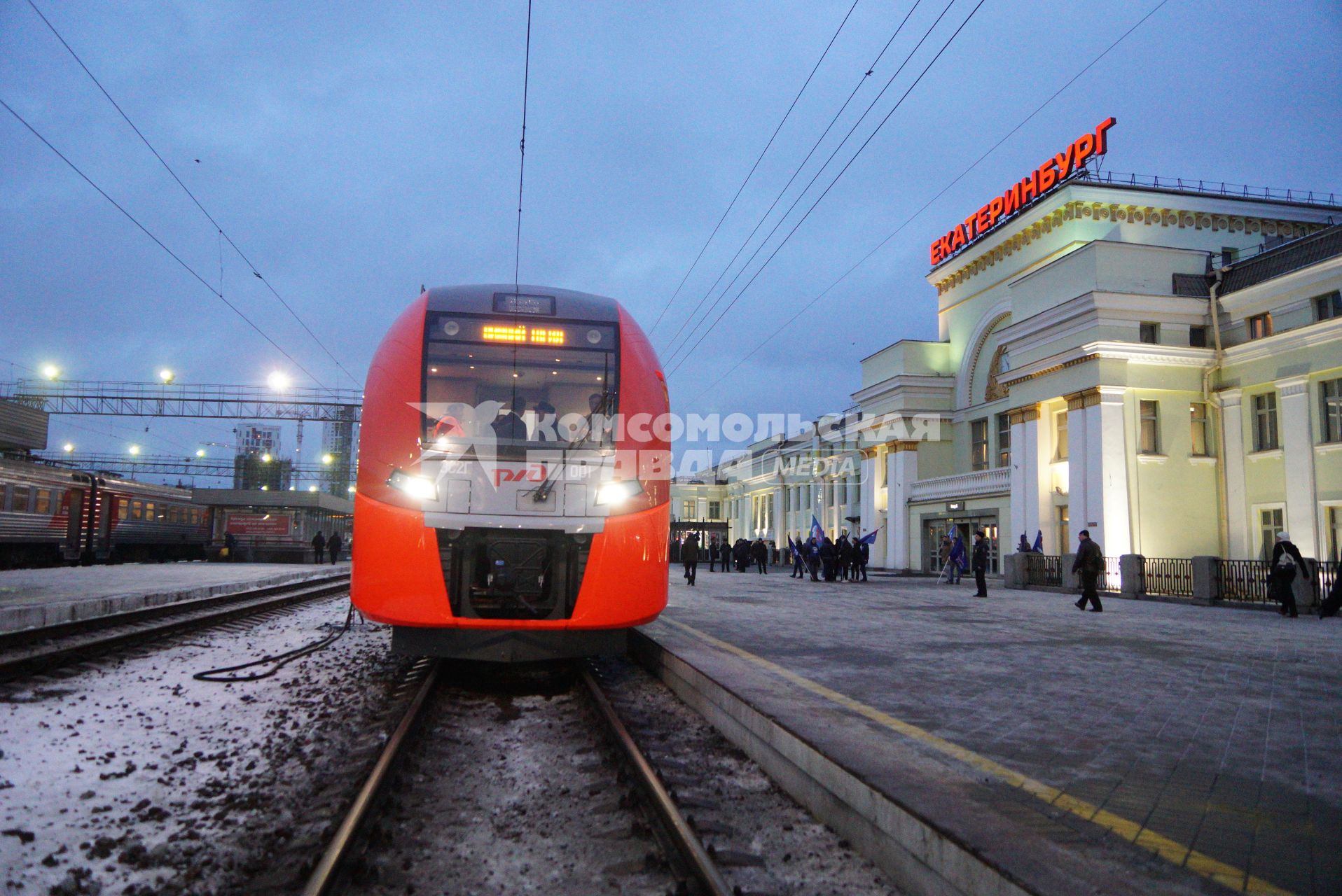 Екатеринбург. Скоростной электропоезд ЭС1 `Ласточка` на перроне железнодорожного вокзала перед отправкой в первый рейс по маршруту `Екатеринбург`-`Нижний Тагил`.