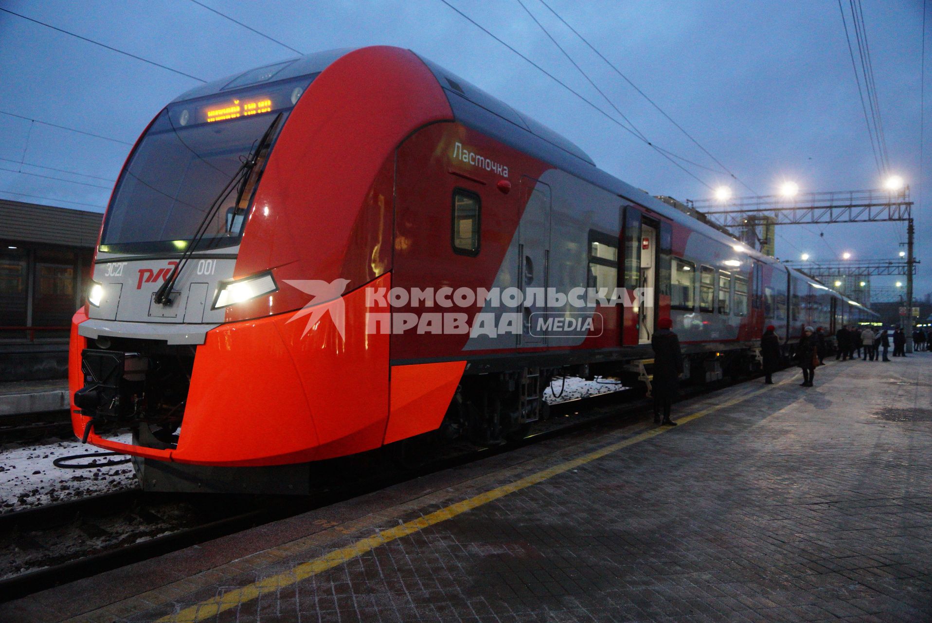 Екатеринбург. Скоростной электропоезд ЭС1 `Ласточка` на перроне железнодорожного вокзала перед отправкой в первый рейс по маршруту `Екатеринбург`-`Нижний Тагил`.