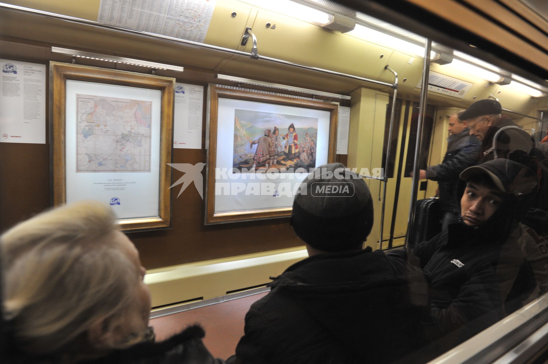 Москва. Пассажиры в вагоне  поезда Московского метрополитена `Акварель`, в котором открылась новая экспозиция, приуроченная к 170-летнему юбилею Русского географического общества (РГО).