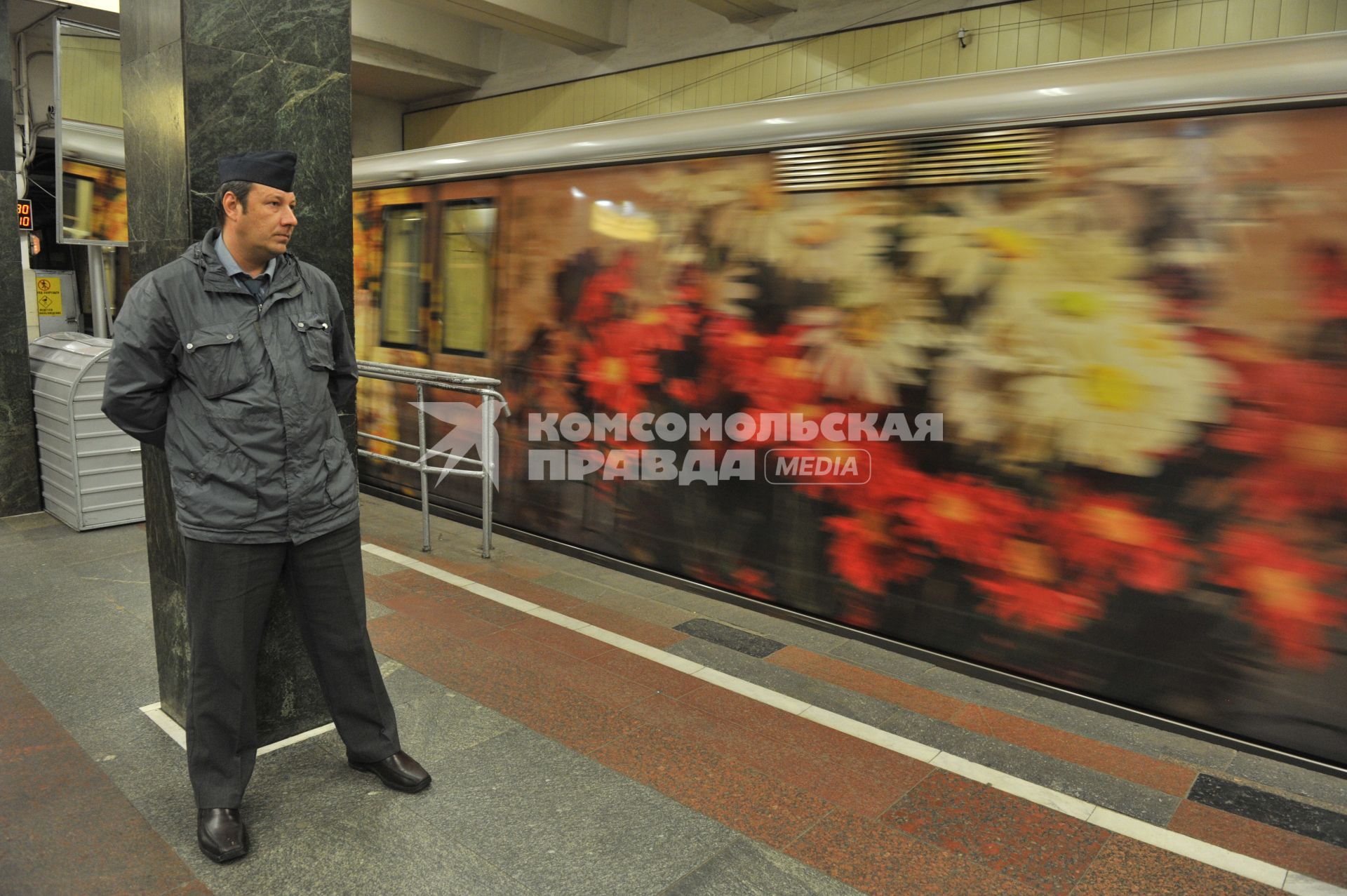 Москва.  Машинист электропоезда на платформе станции метро у именного поезда `Акварель`, в котором открылась новая экспозиция, приуроченная к 170-летнему юбилею Русского географического общества (РГО).