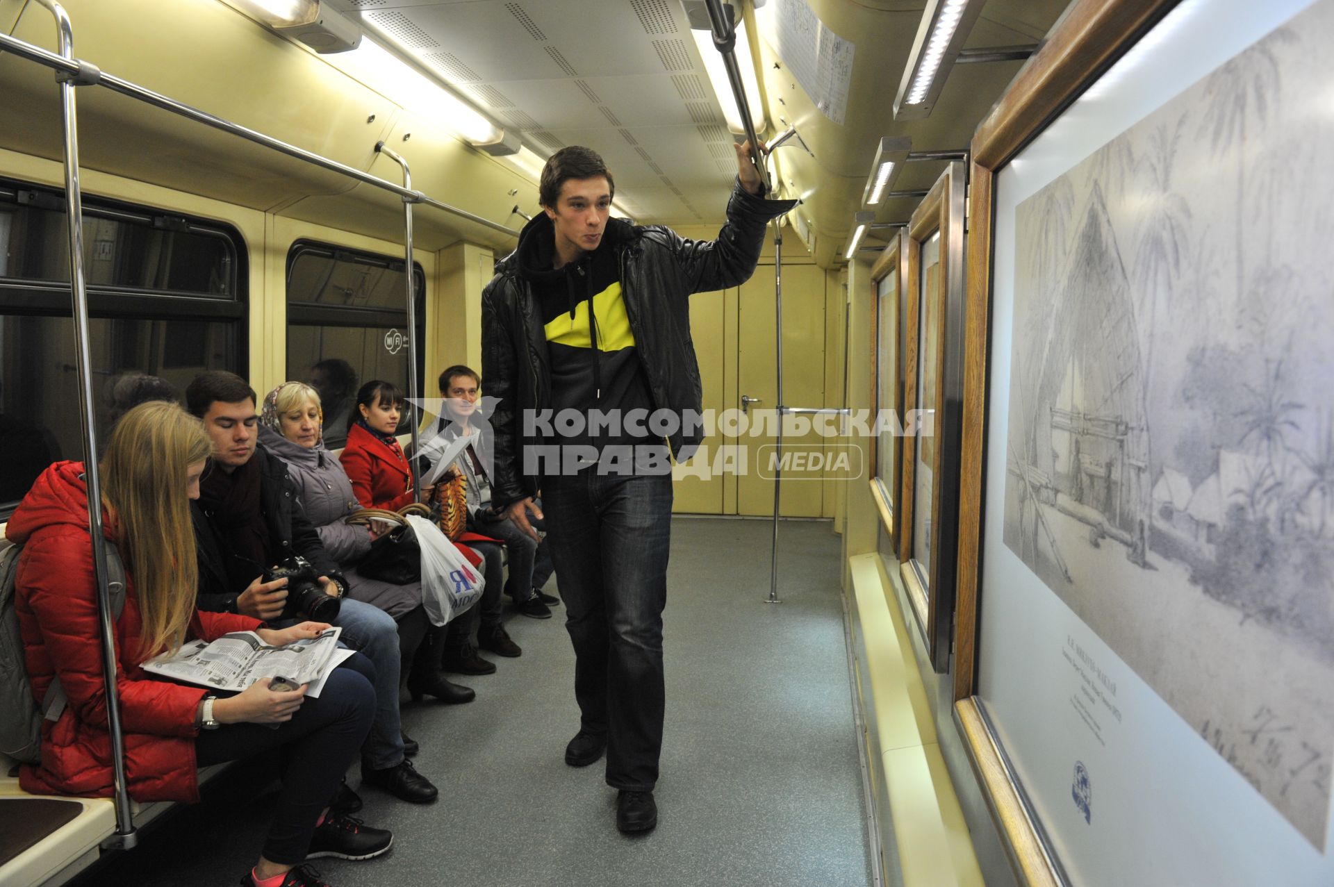Москва. Пассажиры в вагоне  поезда Московского метрополитена `Акварель`, в котором открылась новая экспозиция, приуроченная к 170-летнему юбилею Русского географического общества (РГО).