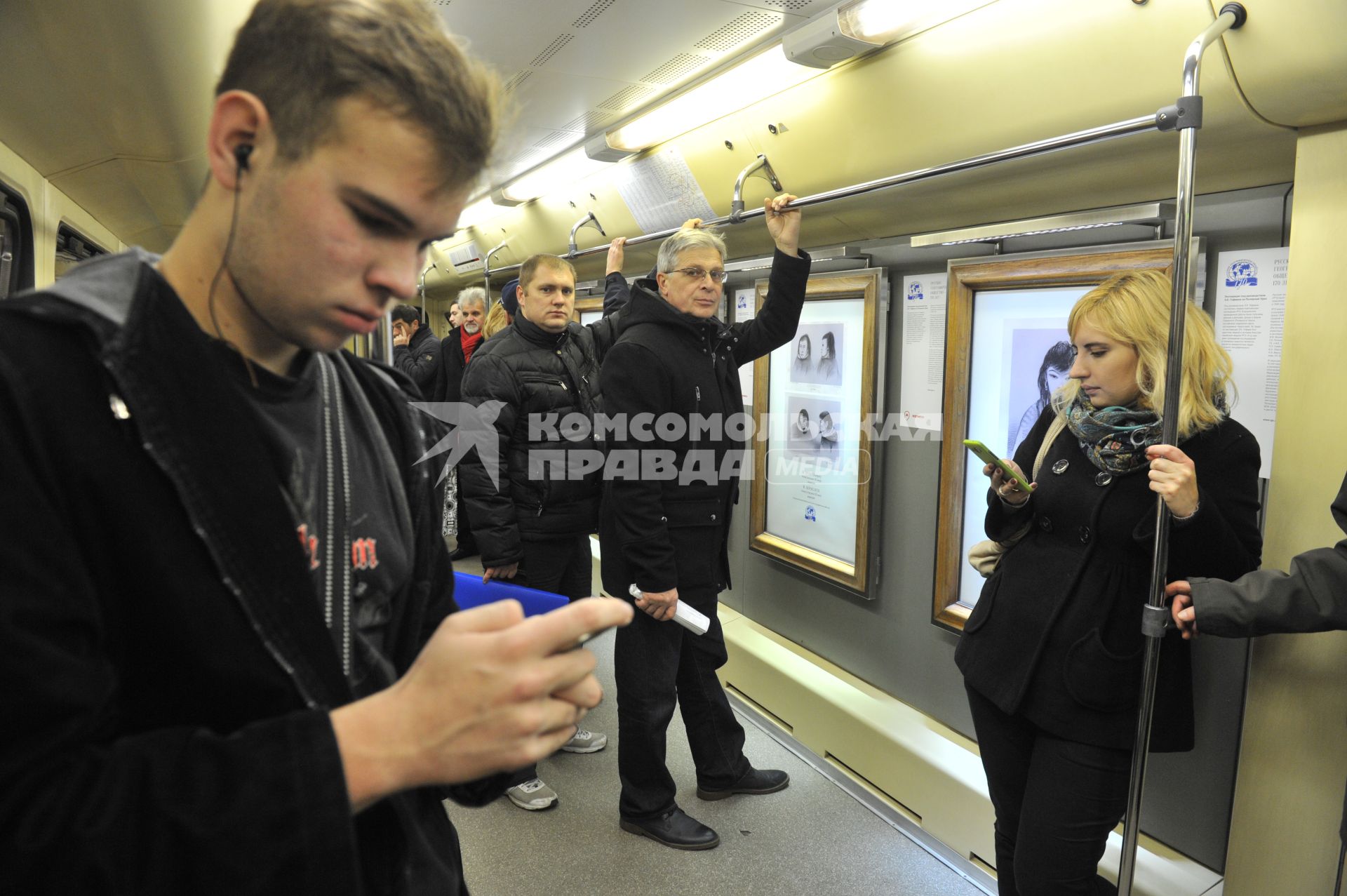 Москва. Пассажиры в вагоне  поезда Московского метрополитена `Акварель`, в котором открылась новая экспозиция, приуроченная к 170-летнему юбилею Русского географического общества (РГО).