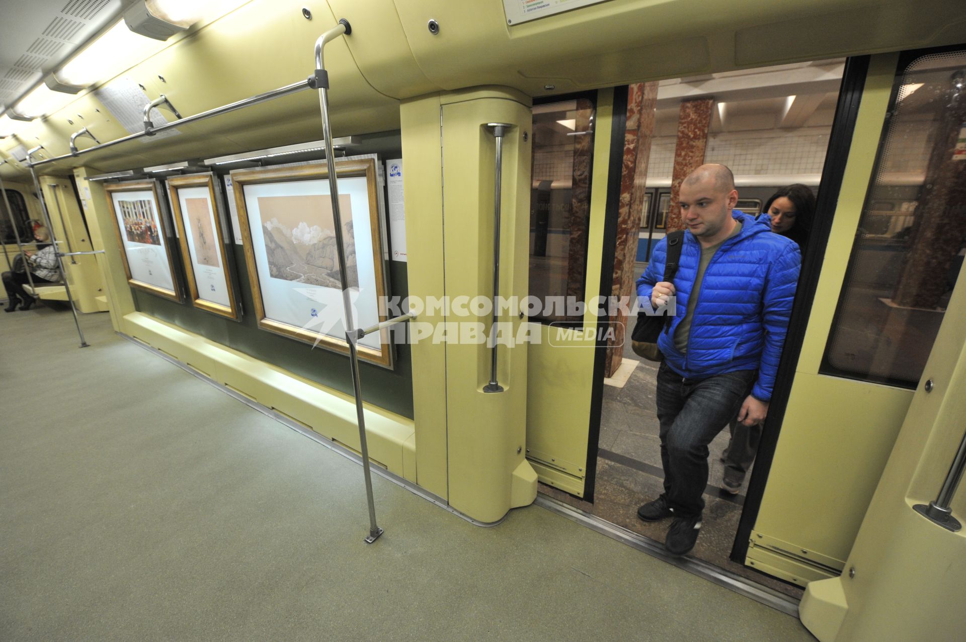 Москва. Пассажиры в вагоне  поезда Московского метрополитена `Акварель`, в котором открылась новая экспозиция, приуроченная к 170-летнему юбилею Русского географического общества (РГО).