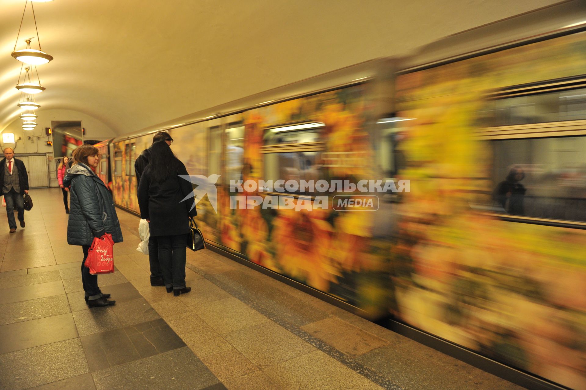 Москва.  Пассажиры на платформе станции Московского метрополитена у именного поезда `Акварель`, в котором открылась новая экспозиция, приуроченная к 170-летнему юбилею Русского географического общества (РГО).