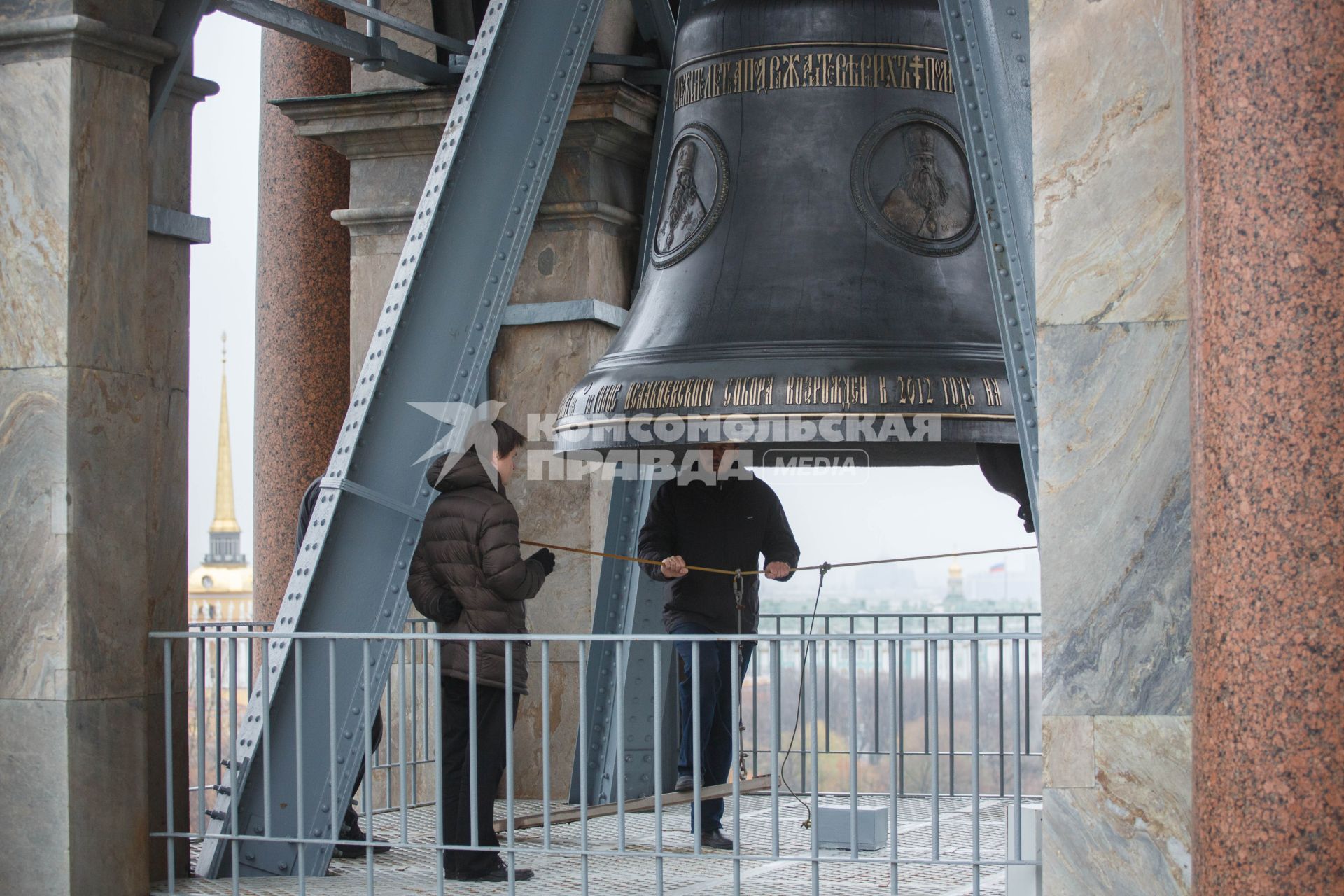 Санкт-Петербург. Колокол Исаакиевского собора ударил 224 раза в память о погибших в авиакатастрофе Airbus А321 - по числу пассажиров и членов экипажа на борту разбившегося самолета.