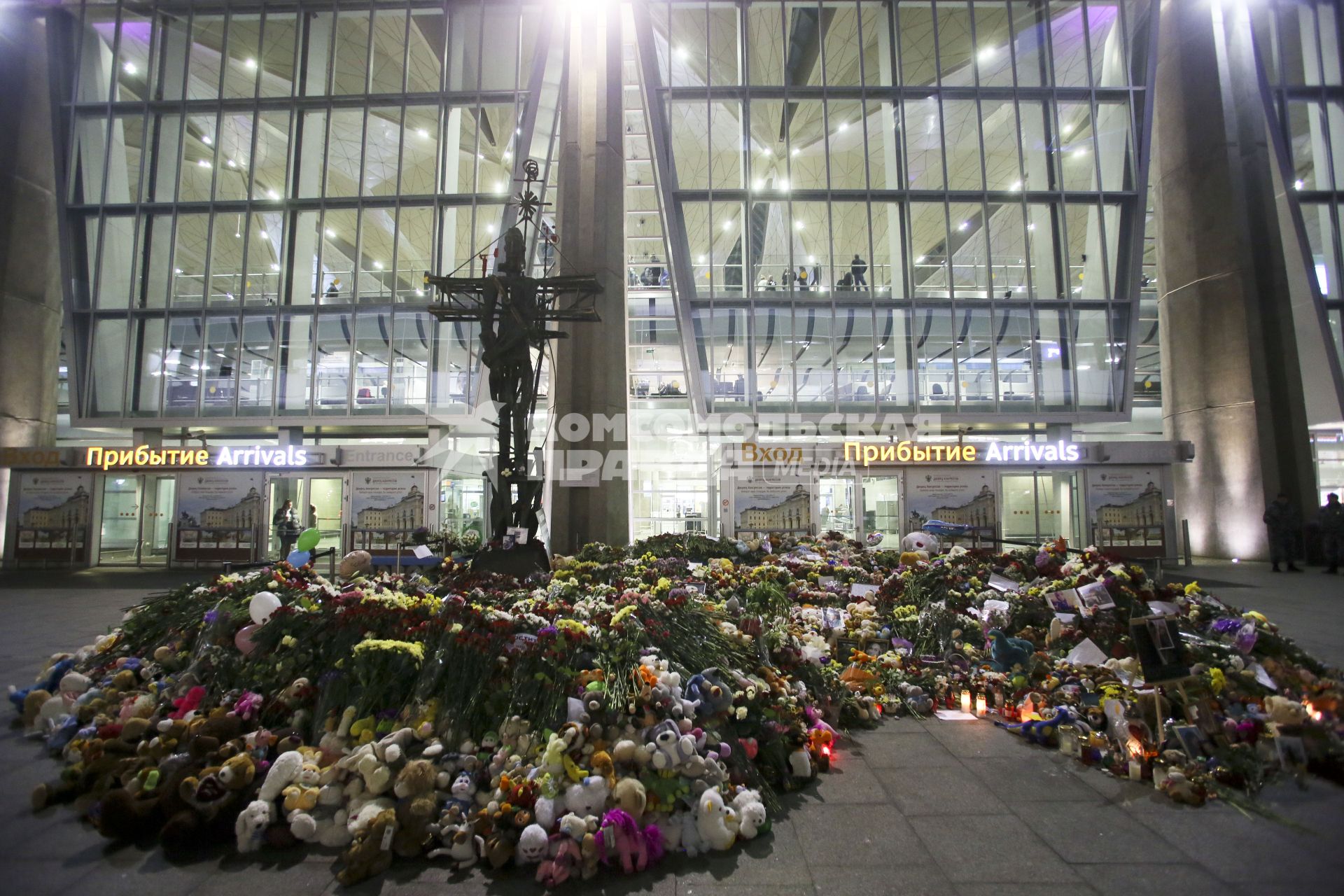 Санкт-Петербург. Стихийный мемориал в память о жертвах авиакатастрофы самолета Airbus A321 в зоне прилета аэропорта Пулково.