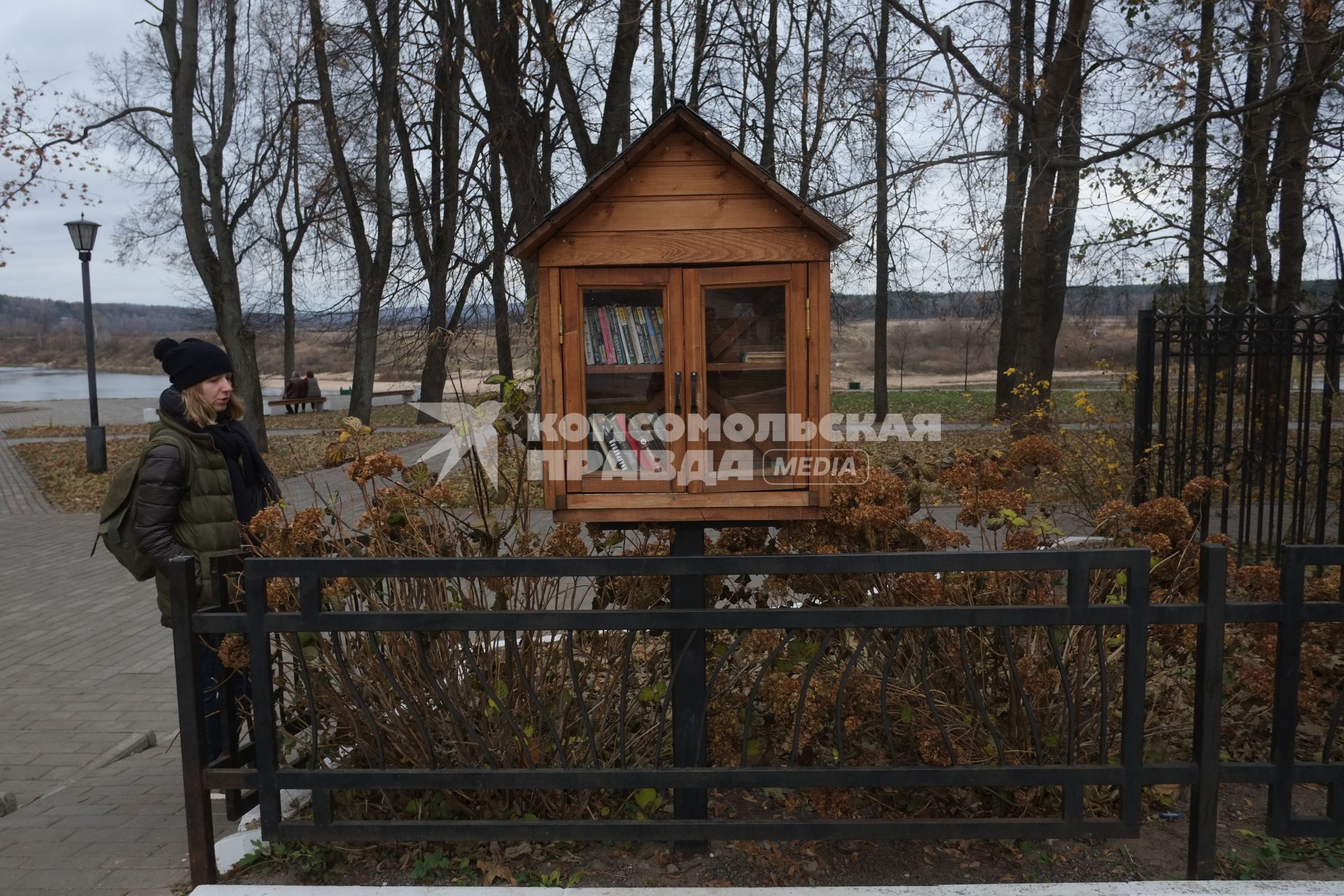 г.Таруса. Уличная библиотека.