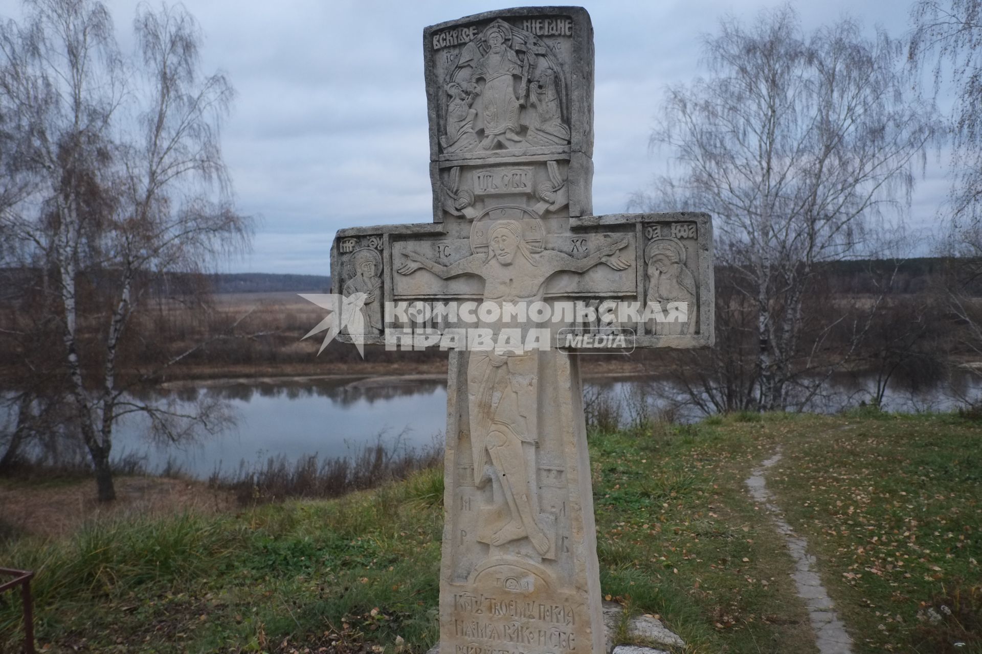 г.Таруса. Крест у Храма Воскресения Христова (Воскресенская церковь) на Воскресенской горе.