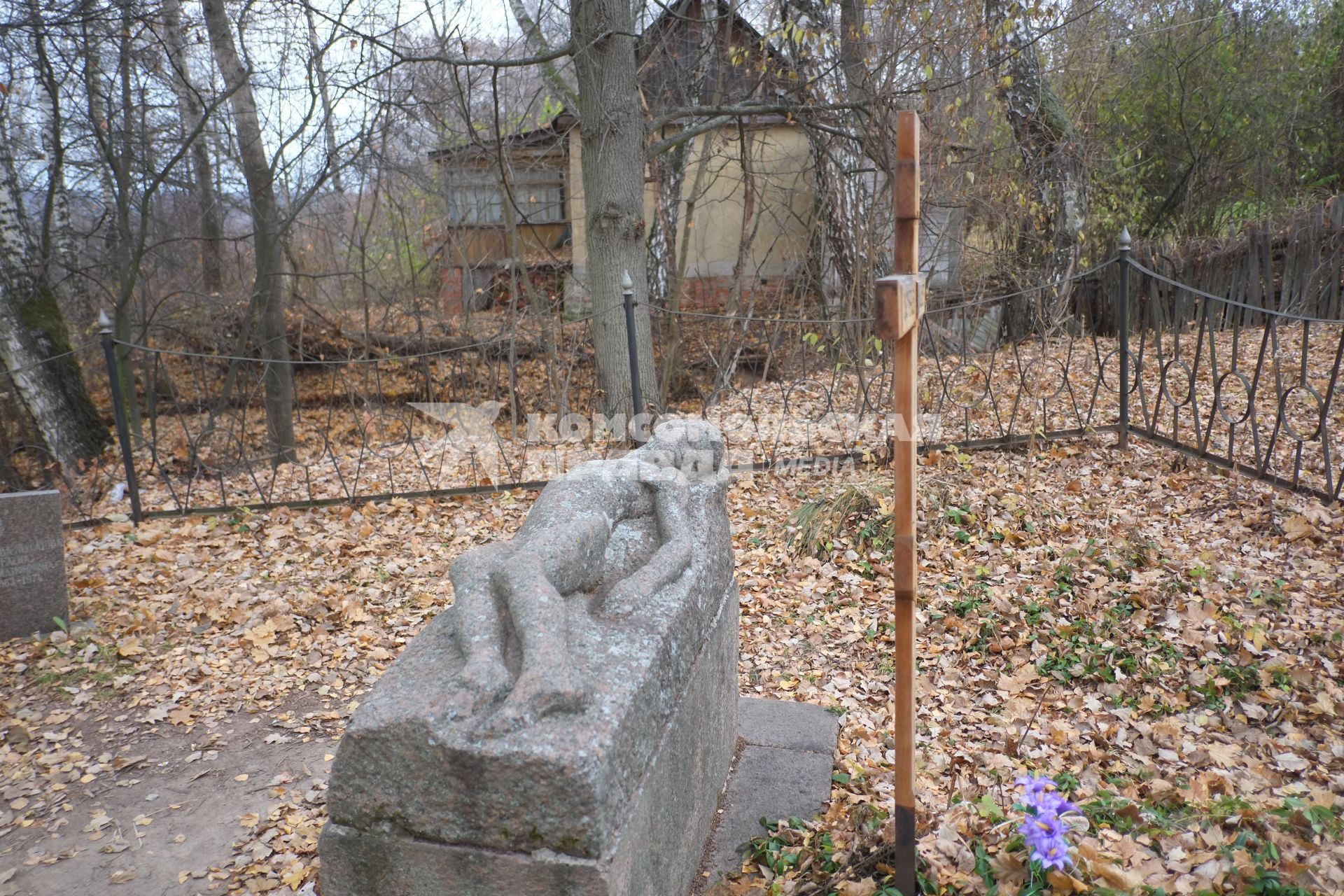 г.Таруса. Памятник `Спящий мальчик`на могиле Виктора Борисова-Мусатова.