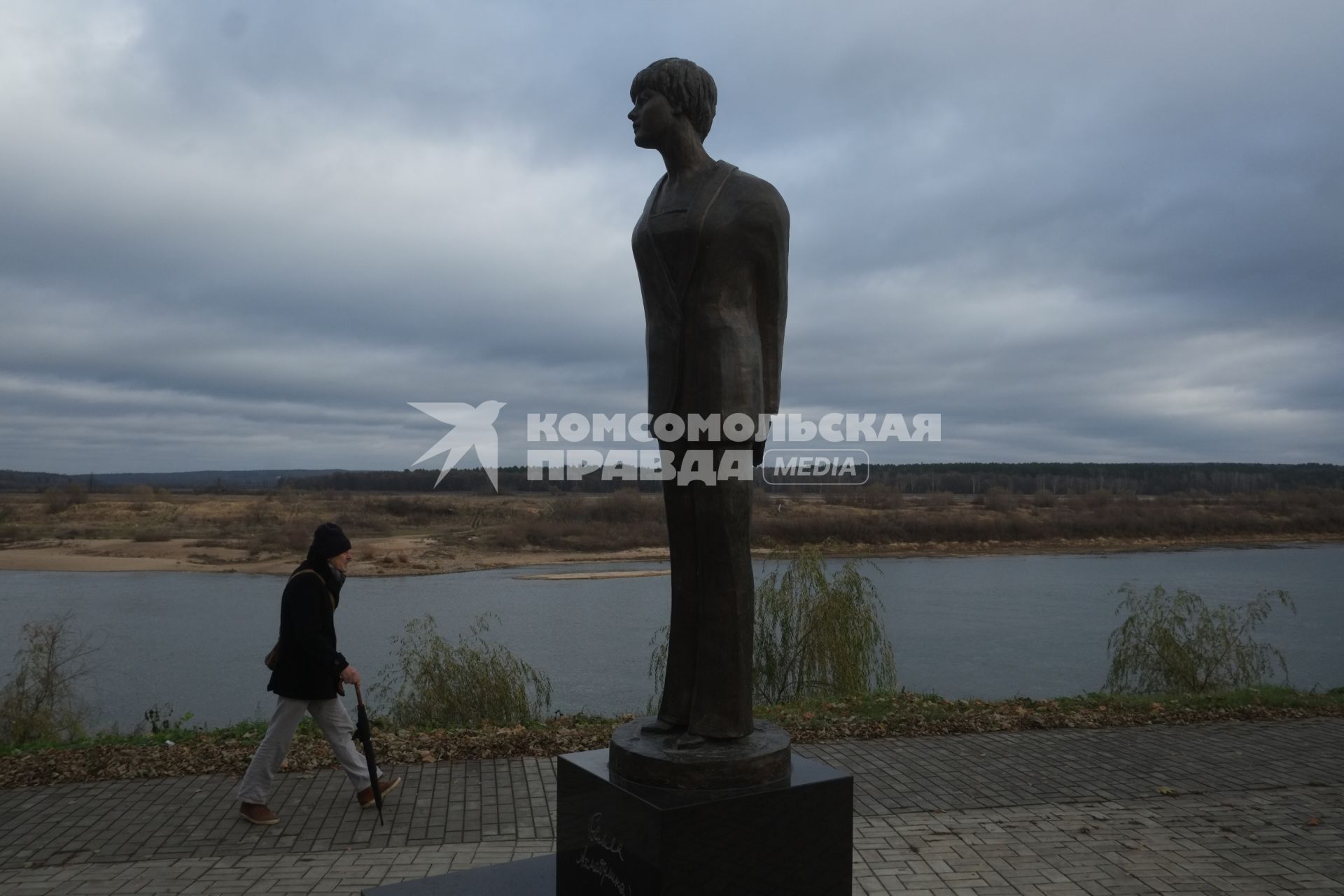 г.Таруса. Памятник Белле Ахмадулиной.