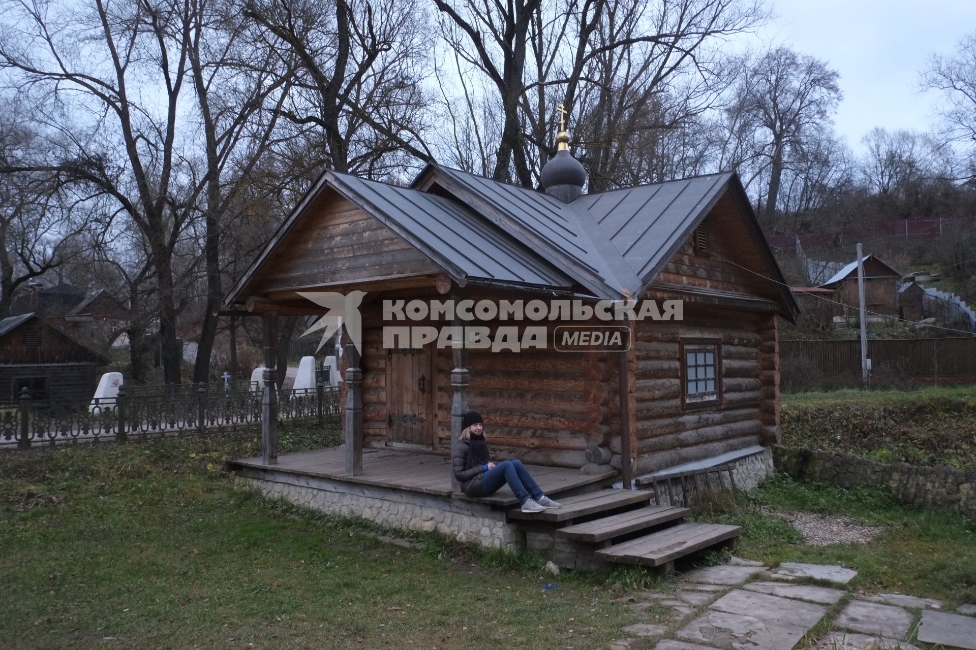 г.Таруса. Святой источник под Воскресенской горой с часовней Боголюбской Богоматери и купальней.