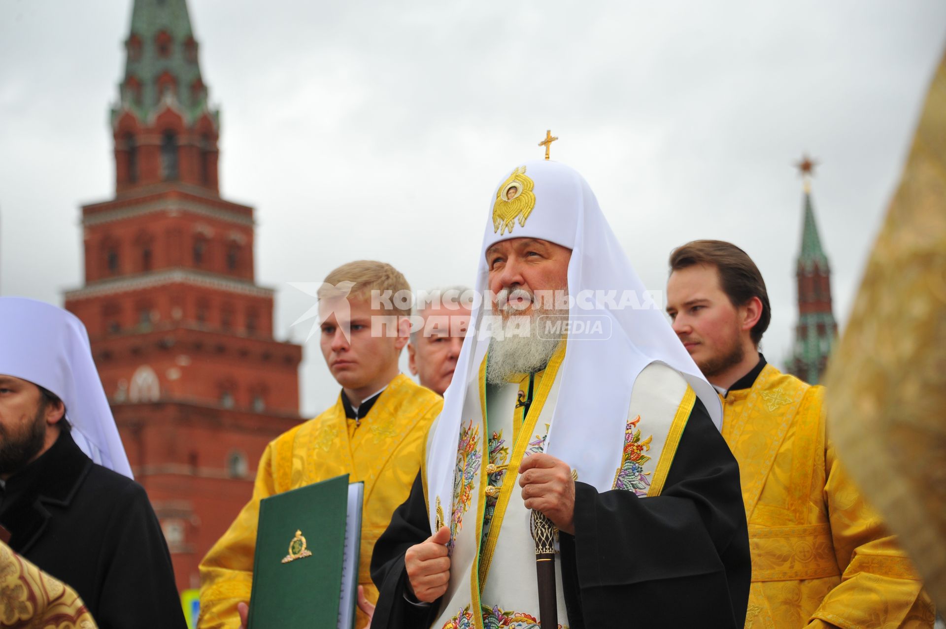 Москва. Патриарх Московский и всея Руси Кирилл во время церемонии открытия закладного камня на месте установки памятника святому равноапостольному князю Владимиру на Боровицкой площади