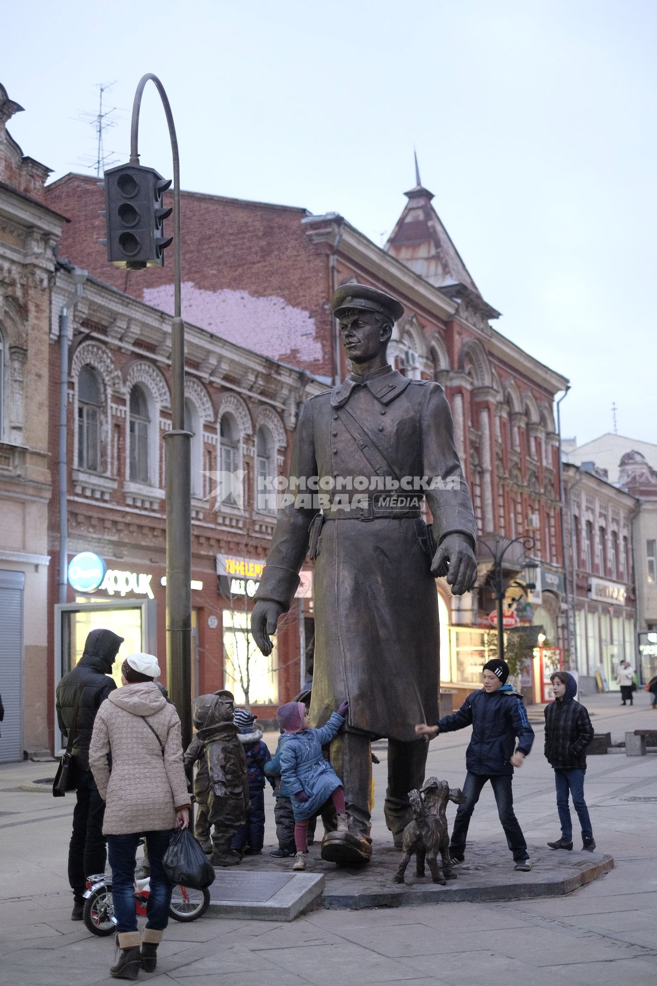 Самара. Памятник, в честь литературного героя Сергея Михалкова Дяди Степы, работы скульптора Зураба Церетели установлен на Ленинградской улице.