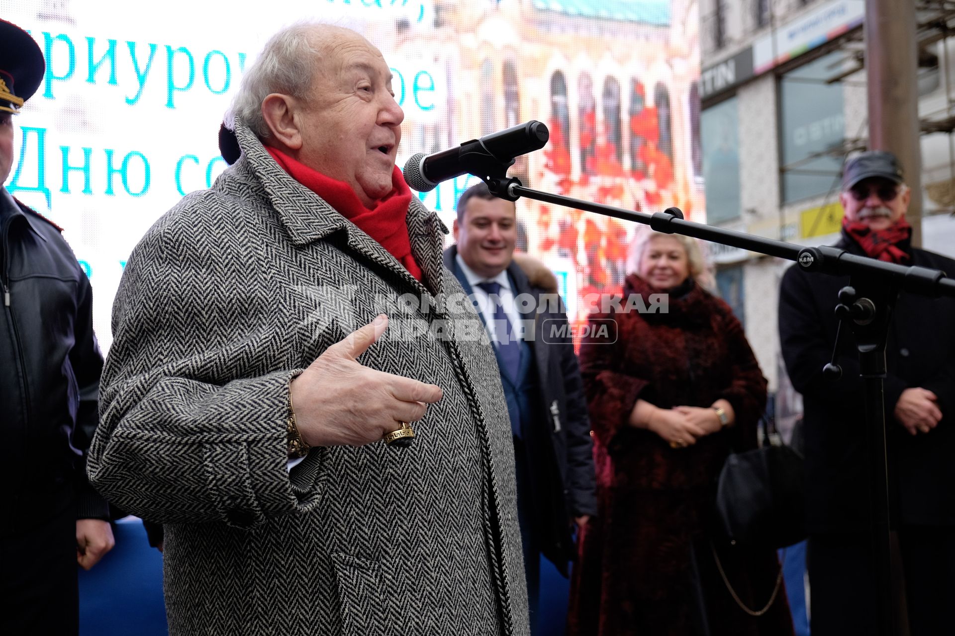 Самара. Автор памятника, президент Российской академии художеств Зураб Церетели на церемонии открытия памятника в честь литературного героя Дяди Степы, установленного на Ленинградской улице.