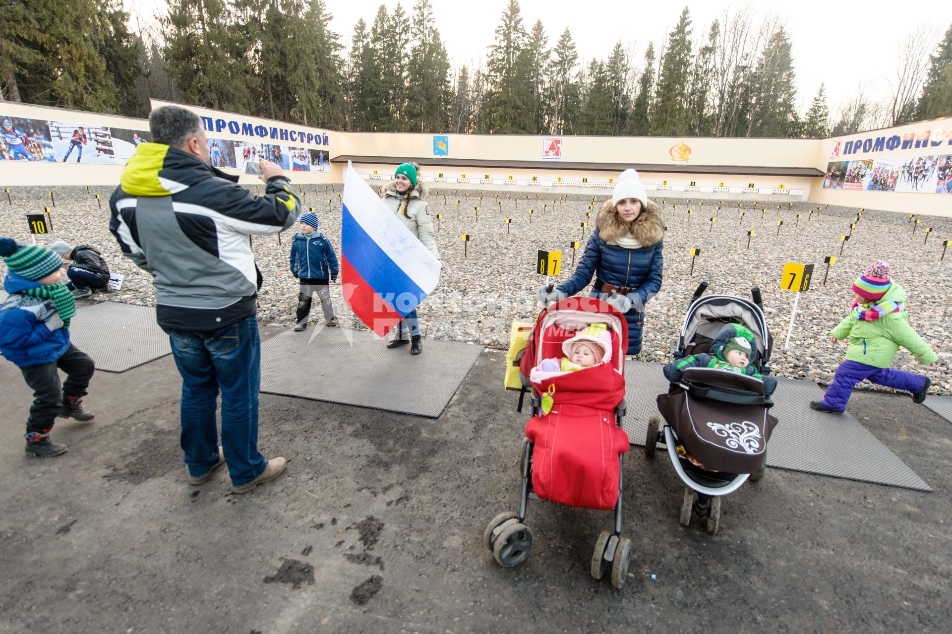 Московская область, г. Пересвет. Посетители  на открытии первого в области биатлонного комплекса в центре спортивной подготовки `Пересвет`.