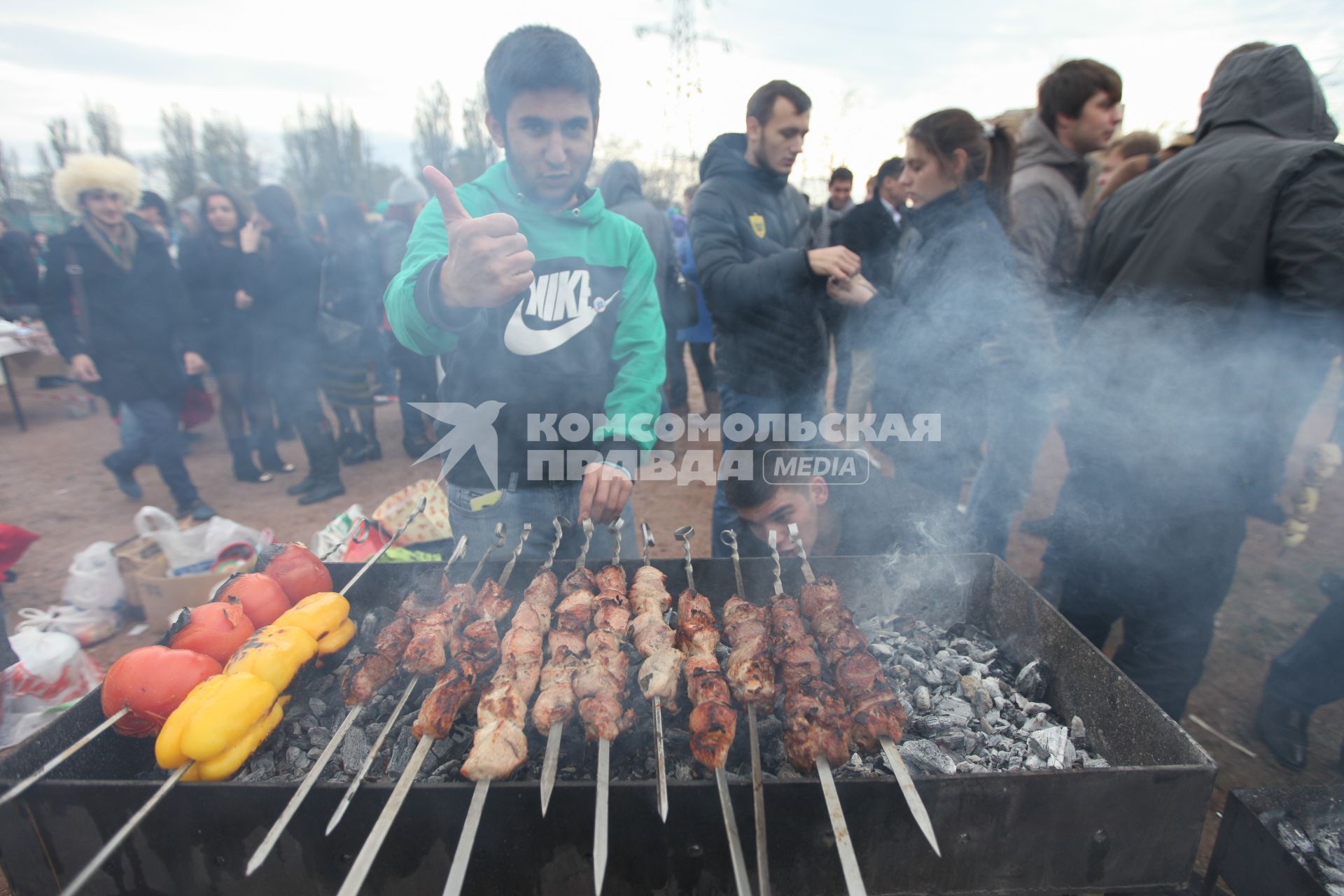 Ставрополь. День шашлычника прошел в рамках молодежного фестиваля культур народов Северного Кавказа `СКФО: Дом дружбы`.