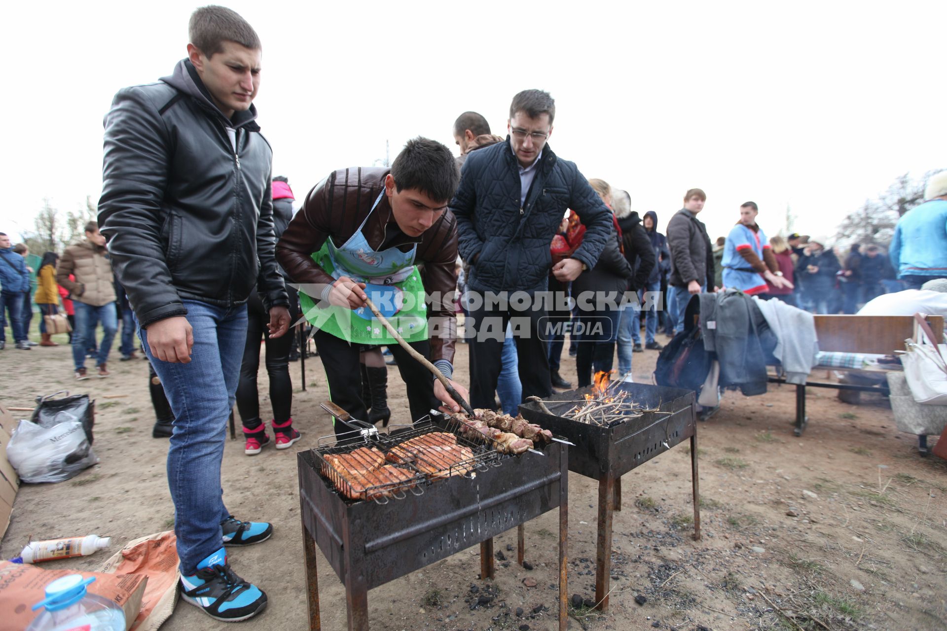 Ставрополь. День шашлычника прошел в рамках молодежного фестиваля культур народов Северного Кавказа `СКФО: Дом дружбы`.