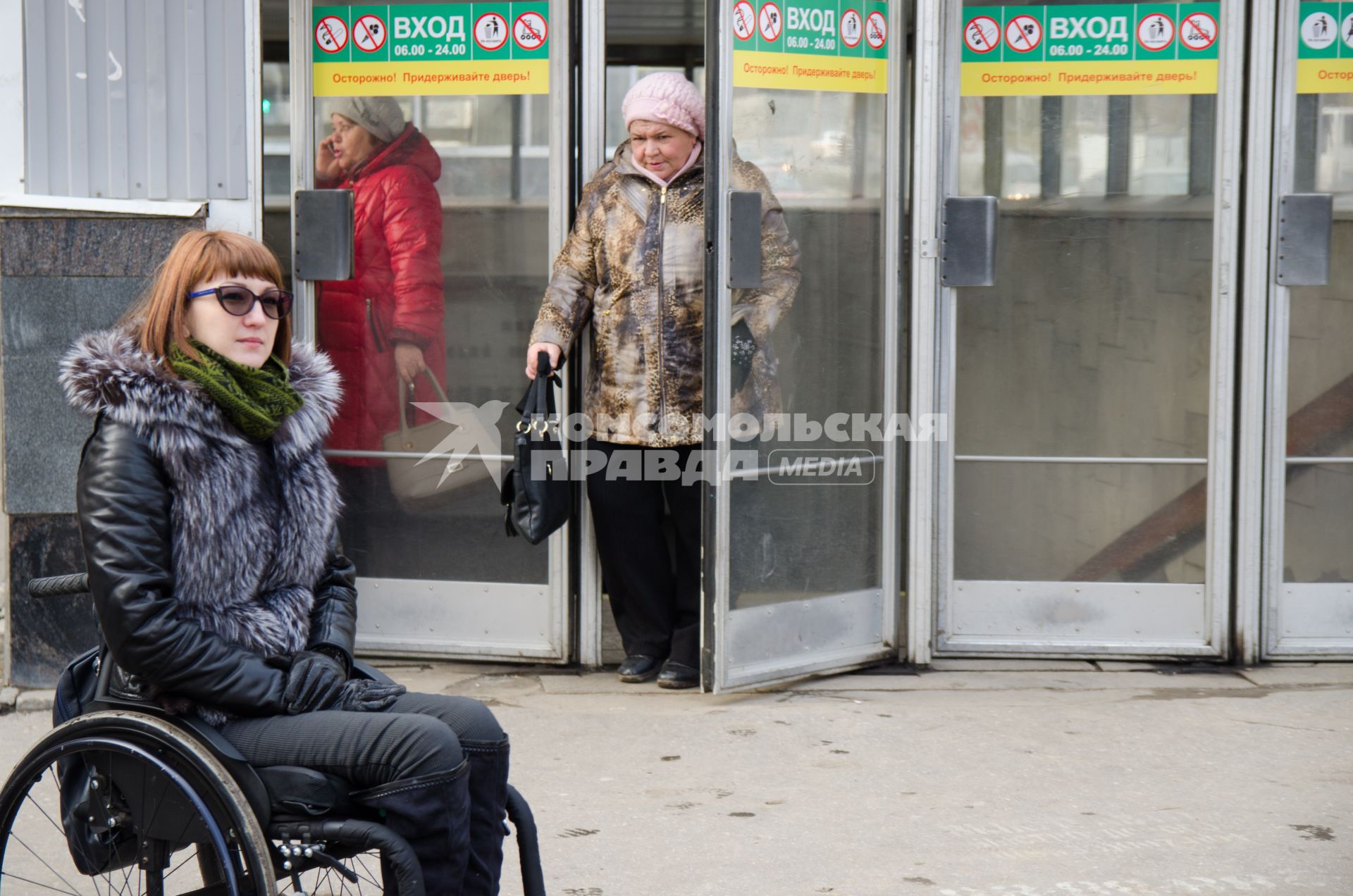 Самара. Активисты ОНФ (Общероссийский народный фронт) проверили доступность объектов и услуг для инвалидов.