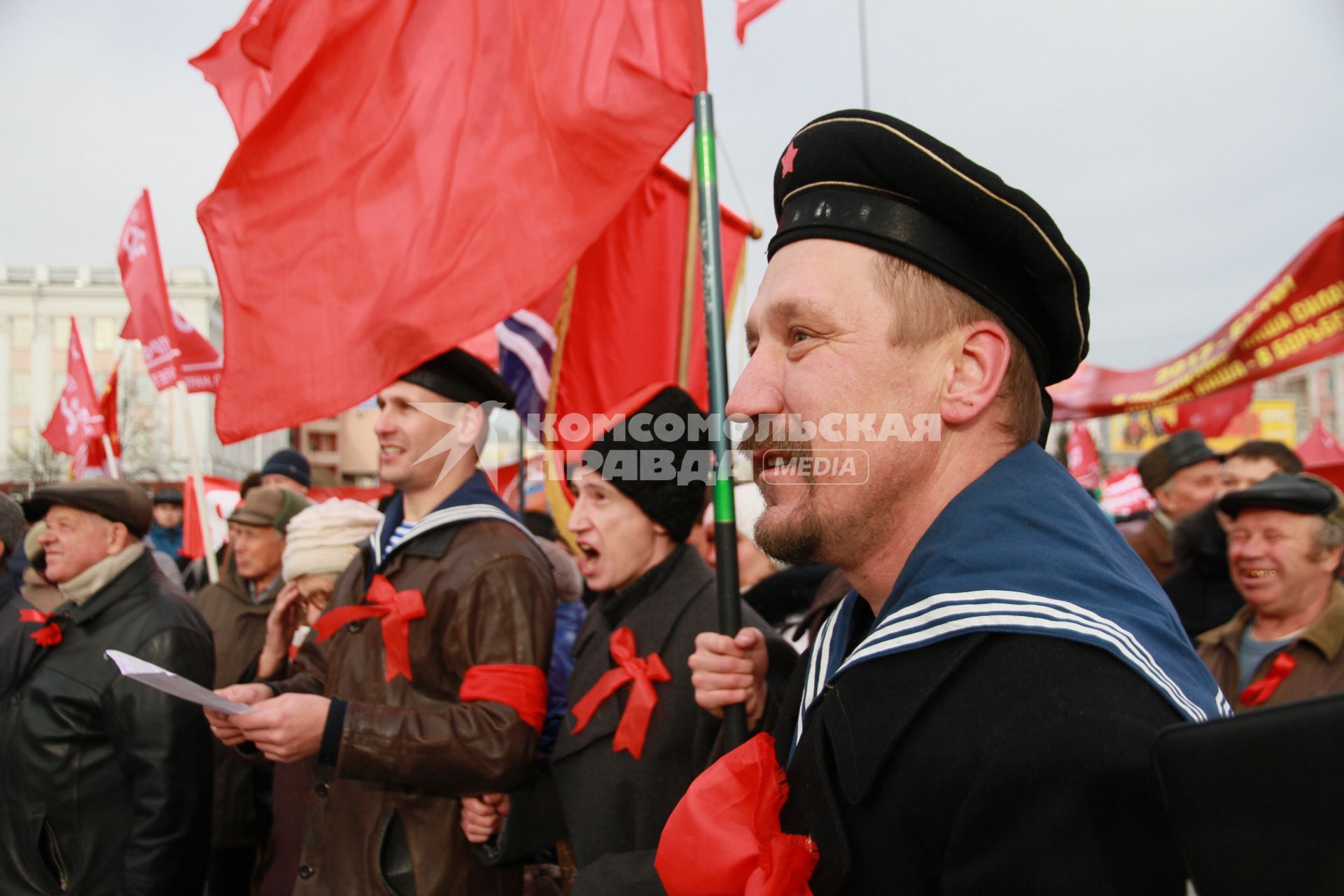 Барнаул. Участники митинга, посвященного 98-й годовщине Октябрьской революции.