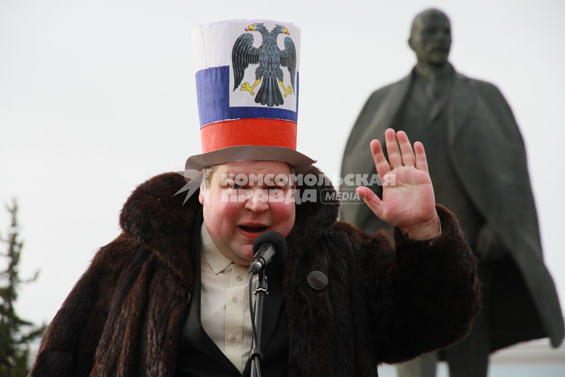 Барнаул. Мужчина в костюме буржуя во время проведения митинга, посвященного 98-й годовщине Октябрьской революции.