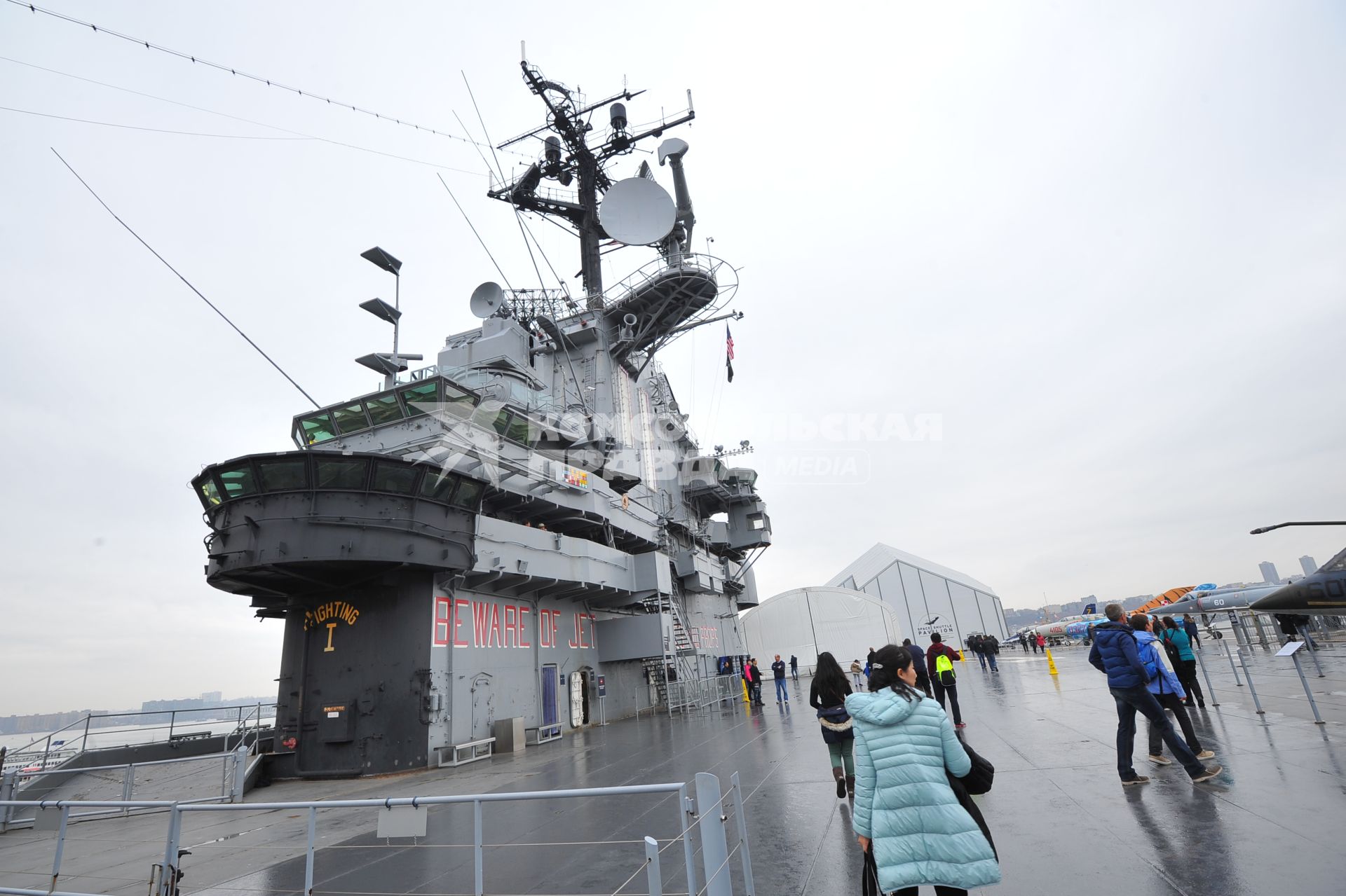 США. Нью-Йорк. Военный музей Intrepid Sea, Air & Space Museum. Американский авианосец Intrepid (Неустрашимый) типа `Эссекс` времен Второй мировой войны.