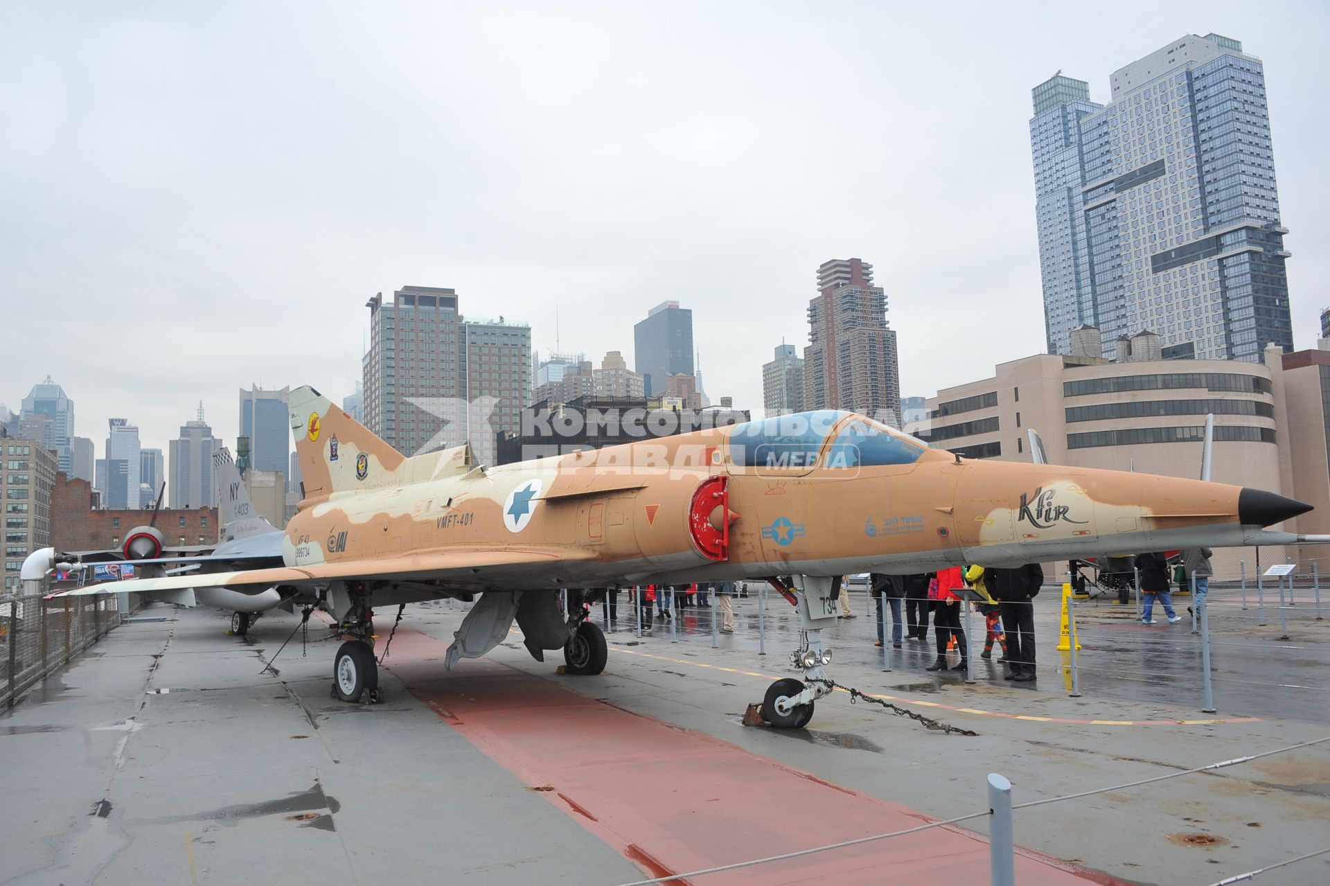 США. Нью-Йорк. Военный музей Intrepid Sea, Air & Space Museum.   Израильский всепогодный многоцелевой истребитель IAI Kfir (Кфир), созданный фирмой Israel Aerospace Industries.