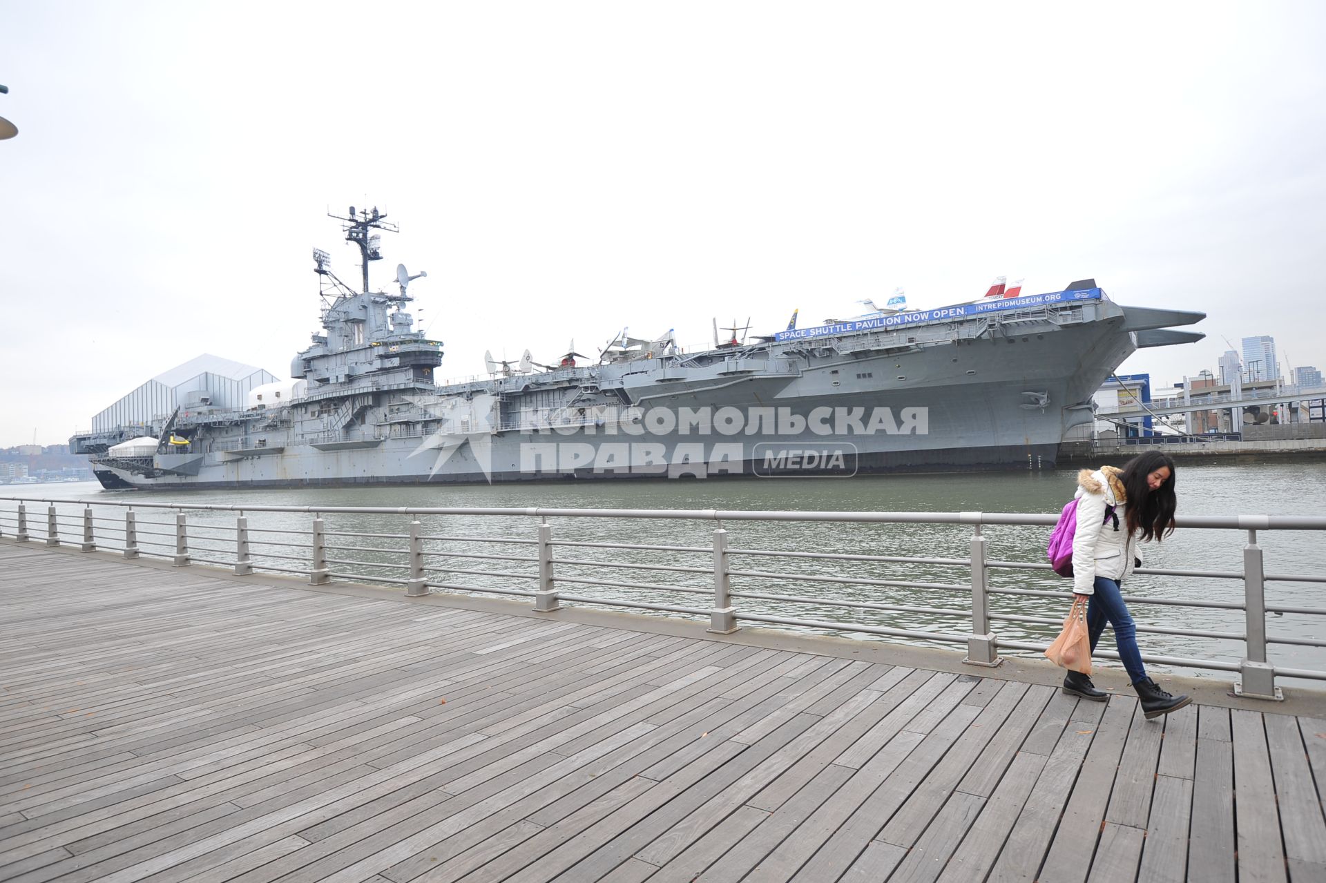 США. Нью-Йорк. Военный музей Intrepid Sea, Air & Space Museum. Американский авианосец Intrepid (Неустрашимый) типа `Эссекс` времен Второй мировой войны.