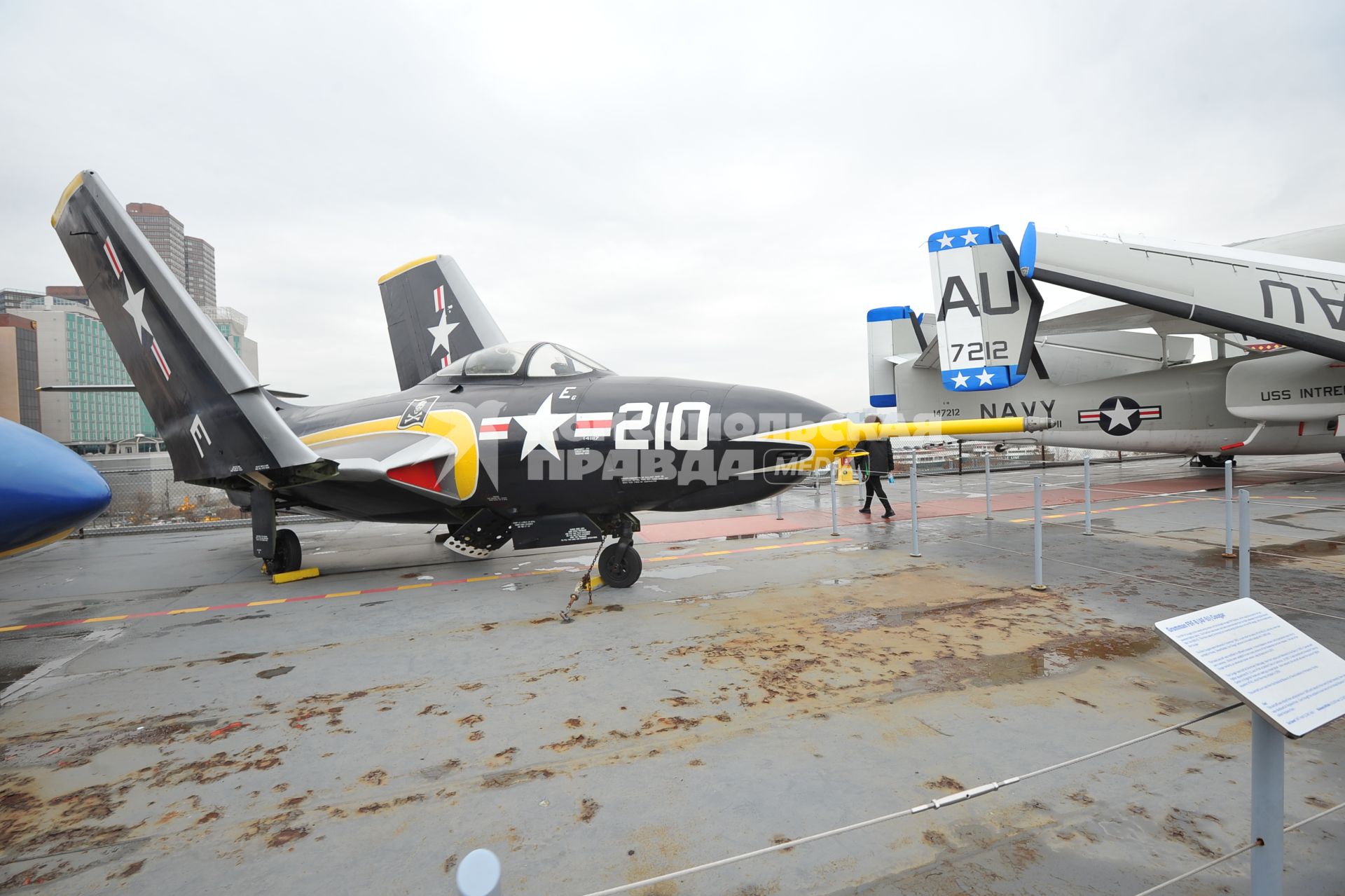 США. Нью-Йорк. Военный музей Intrepid Sea, Air & Space Museum.   Палубный истребитель ВМС США Grumman F9F/F-9 Cougar.