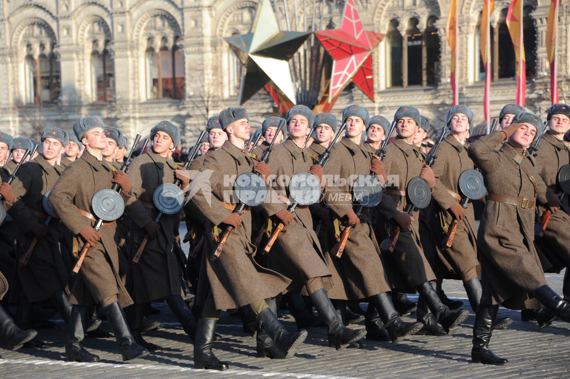 Москва.    Участники торжественного марша, посвященного 74-й годовщине военного парада 7 ноября 1941 года, на Красной площади.