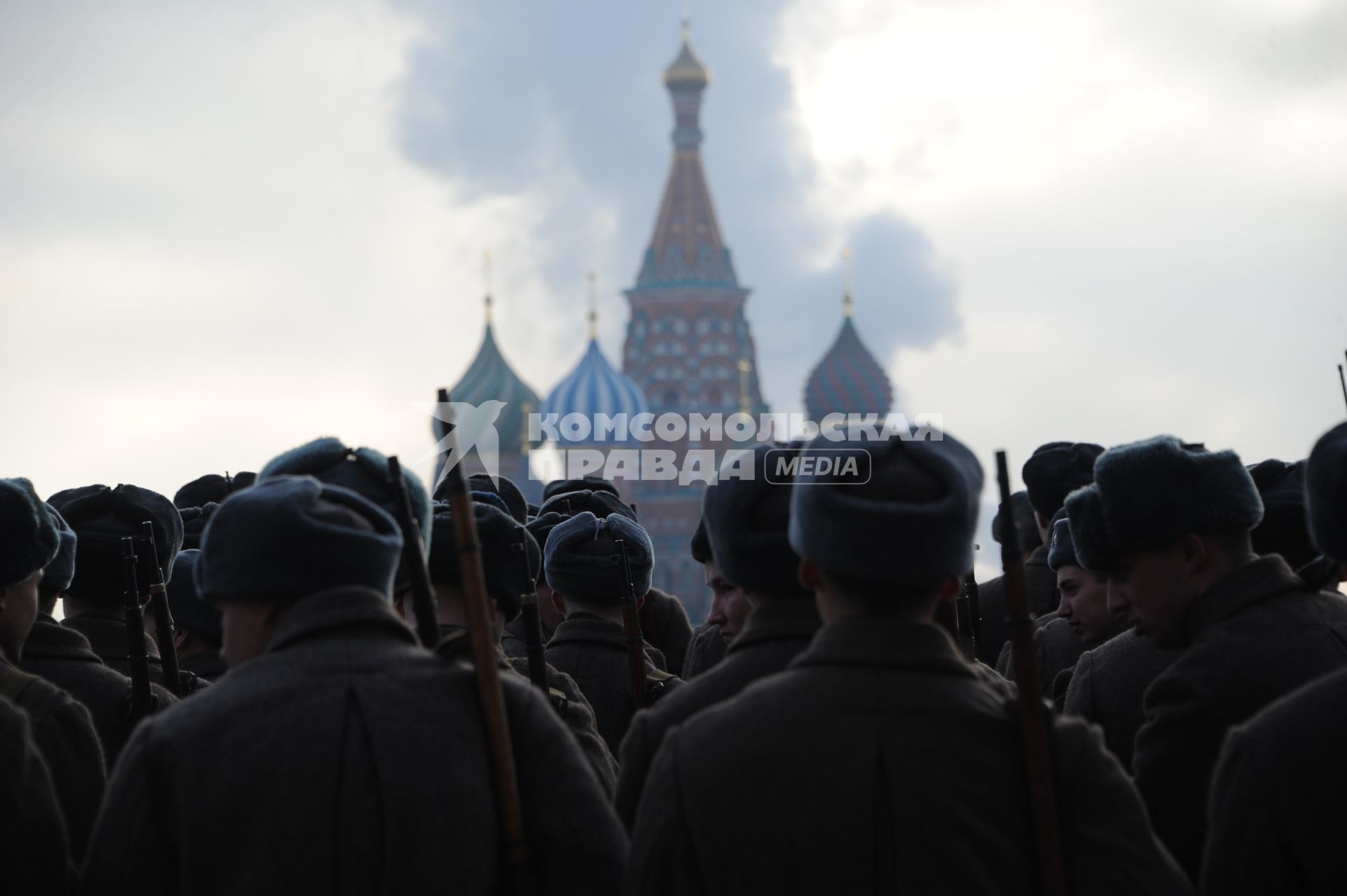 Москва.    Участники торжественного марша, посвященного 74-й годовщине военного парада 7 ноября 1941 года, на Красной площади.