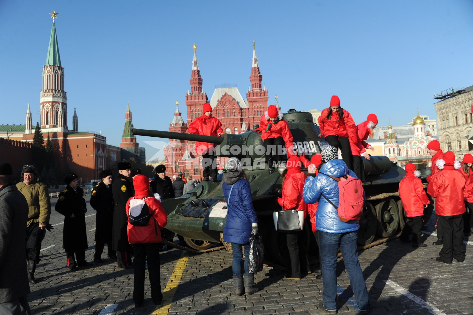 Москва.    Военная техника времен Великой Отечественной войны на марше, посвященном 74-й годовщине военного парада 7 ноября 1941 года, на Красной площади.