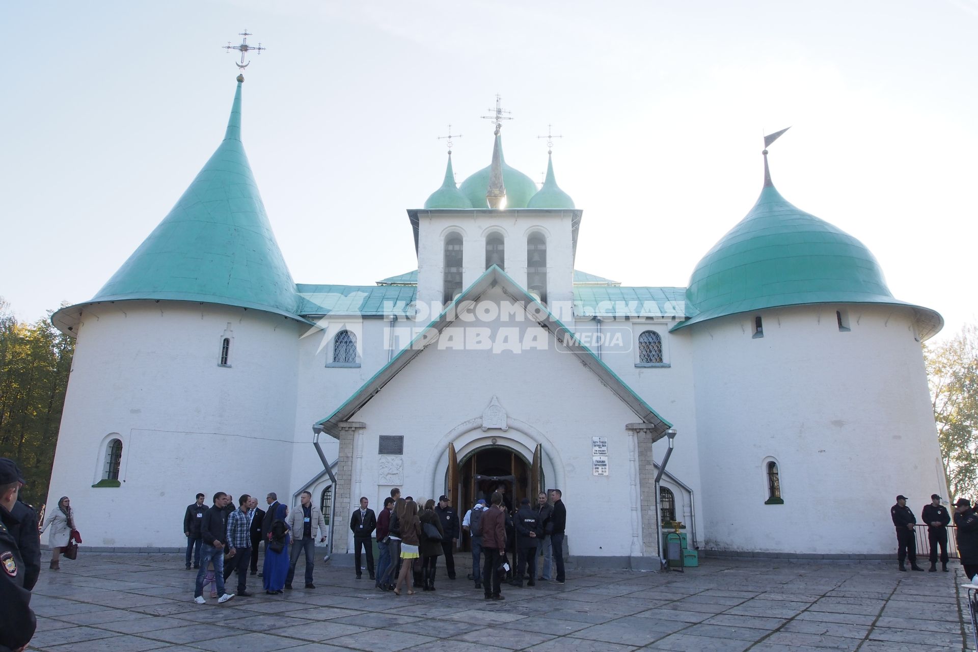 Тульская область. Люди у Храма Сергия Радонежского на Куликовом поле во время проведения торжеств, посвященных годовщине Куликовской битвы и 700-летия преподобного Сергия Радонежского.