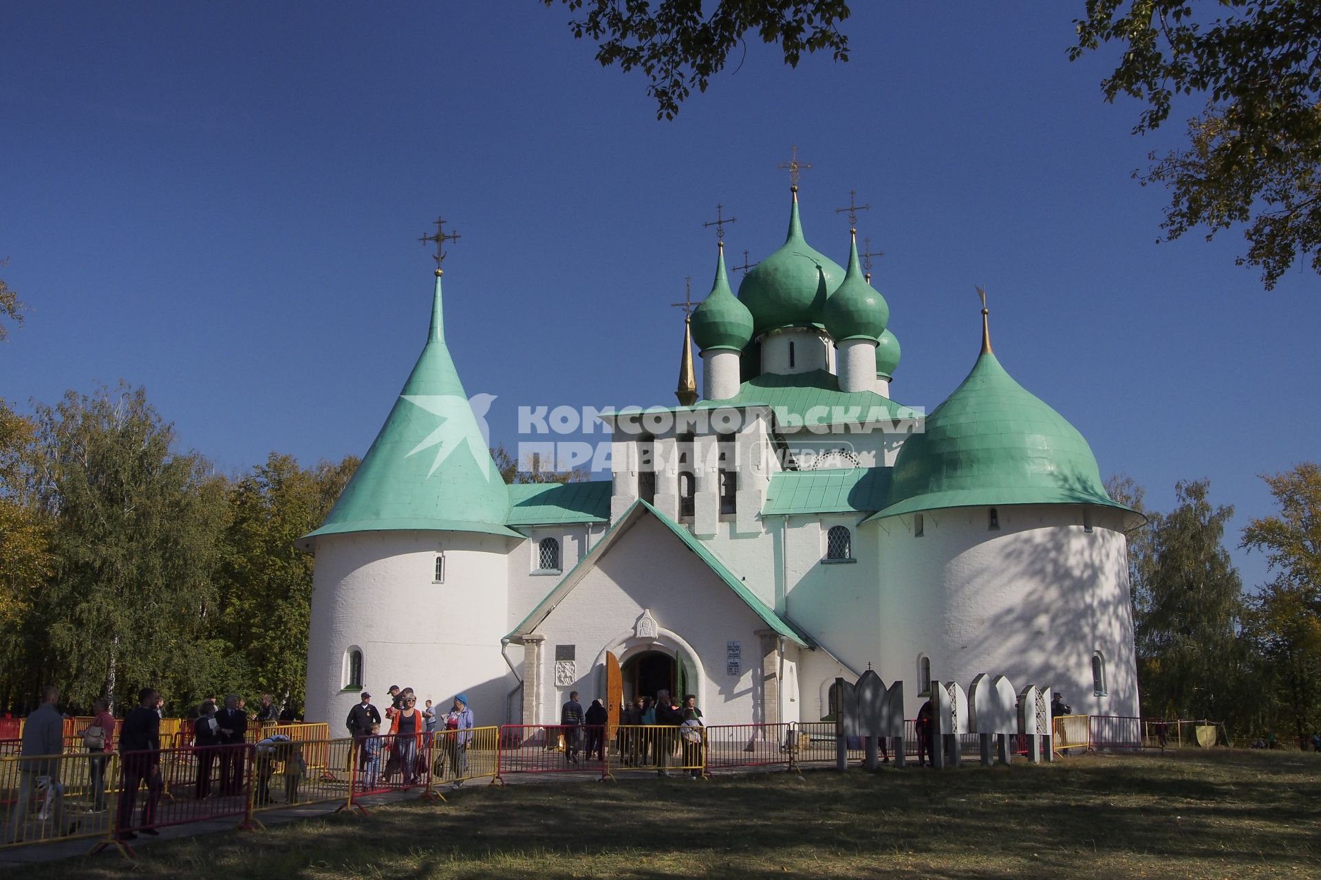 Тульская область. Люди у Храма Сергия Радонежского на Куликовом поле во время проведения торжеств, посвященных годовщине Куликовской битвы и 700-летия преподобного Сергия Радонежского.