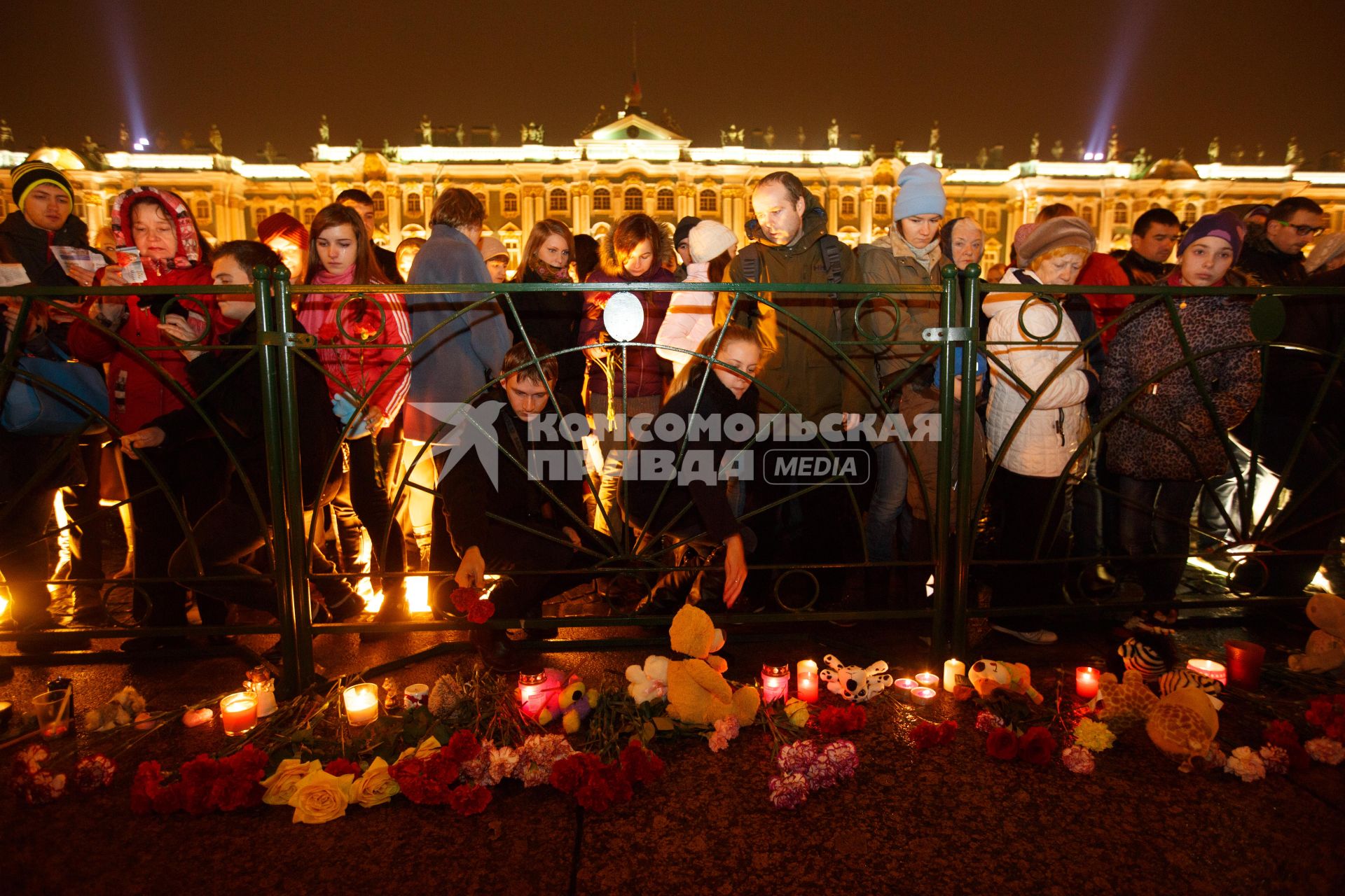 Санкт-Петербург. Люди приносят цветы и свечи на Дворцовую площадь в память о жертвах авиакатастрофы самолета Airbus A321.  Самолет авиакомпании `Когалымавиа`, выполнявший рейс Шарм эш-Шейх - Санкт-Петербург, на борту которого находились 224 человека, разбился на севере Синайского полуострова утром 31 октября.