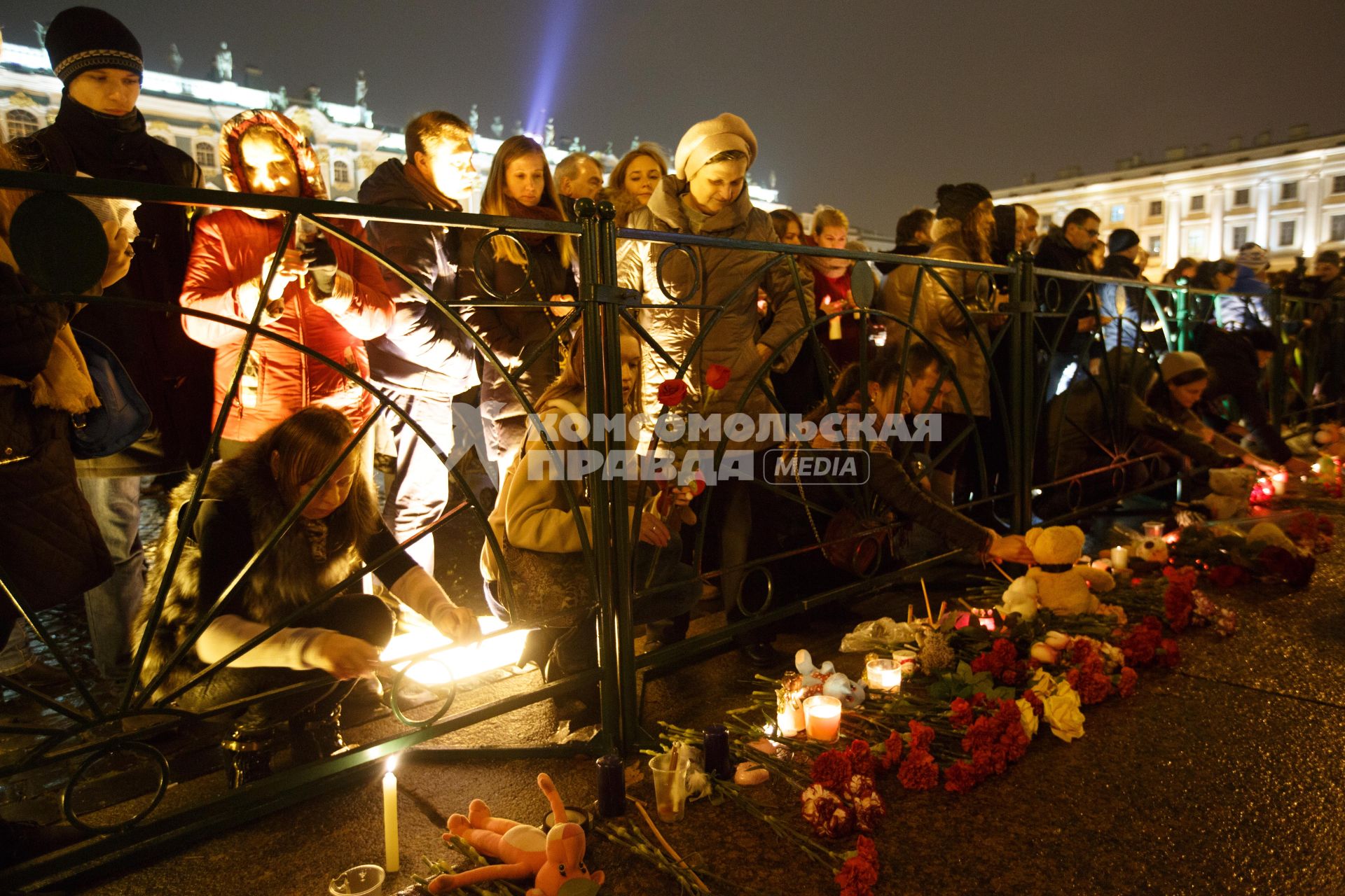 Санкт-Петербург. Люди приносят цветы и свечи на Дворцовую площадь в память о жертвах авиакатастрофы самолета Airbus A321.  Самолет авиакомпании `Когалымавиа`, выполнявший рейс Шарм эш-Шейх - Санкт-Петербург, на борту которого находились 224 человека, разбился на севере Синайского полуострова утром 31 октября.