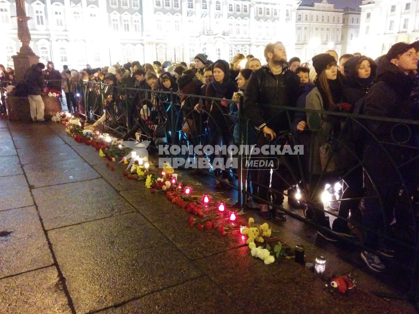 Санкт-Петербург. Люди приносят цветы и свечи на Дворцовую площадь в память о жертвах авиакатастрофы самолета Airbus A321.  Самолет авиакомпании `Когалымавиа`, выполнявший рейс Шарм эш-Шейх - Санкт-Петербург, на борту которого находились 224 человека, разбился на севере Синайского полуострова утром 31 октября.